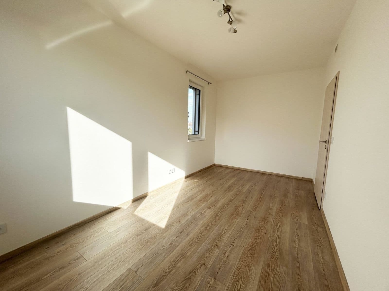 2 bedroom with open-plan kitchen flat to rent, 72 m², Strančická, Prague, Prague 2 bedroom with open-plan kitchen flat to rent, 72 m², Strančická, Prague, Prague