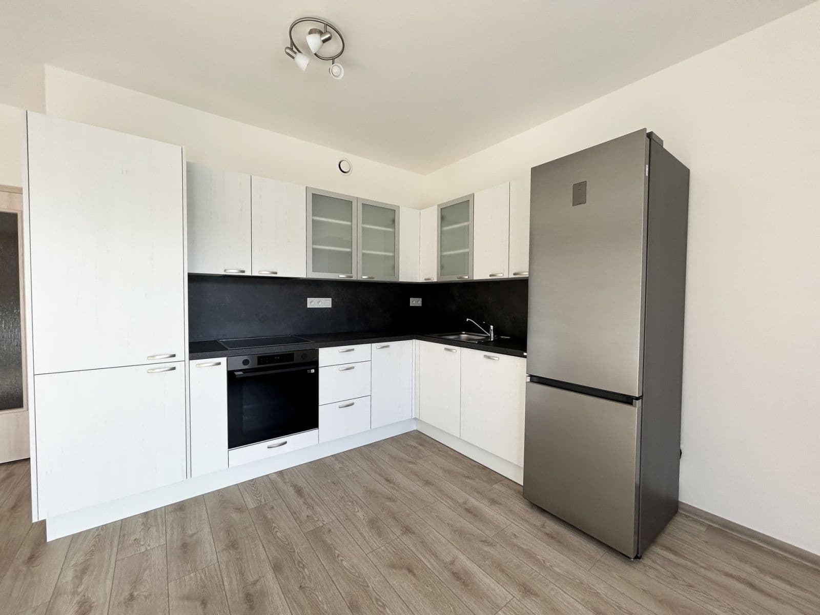 2 bedroom with open-plan kitchen flat to rent, 72 m², Strančická, Prague, Prague 2 bedroom with open-plan kitchen flat to rent, 72 m², Strančická, Prague, Prague