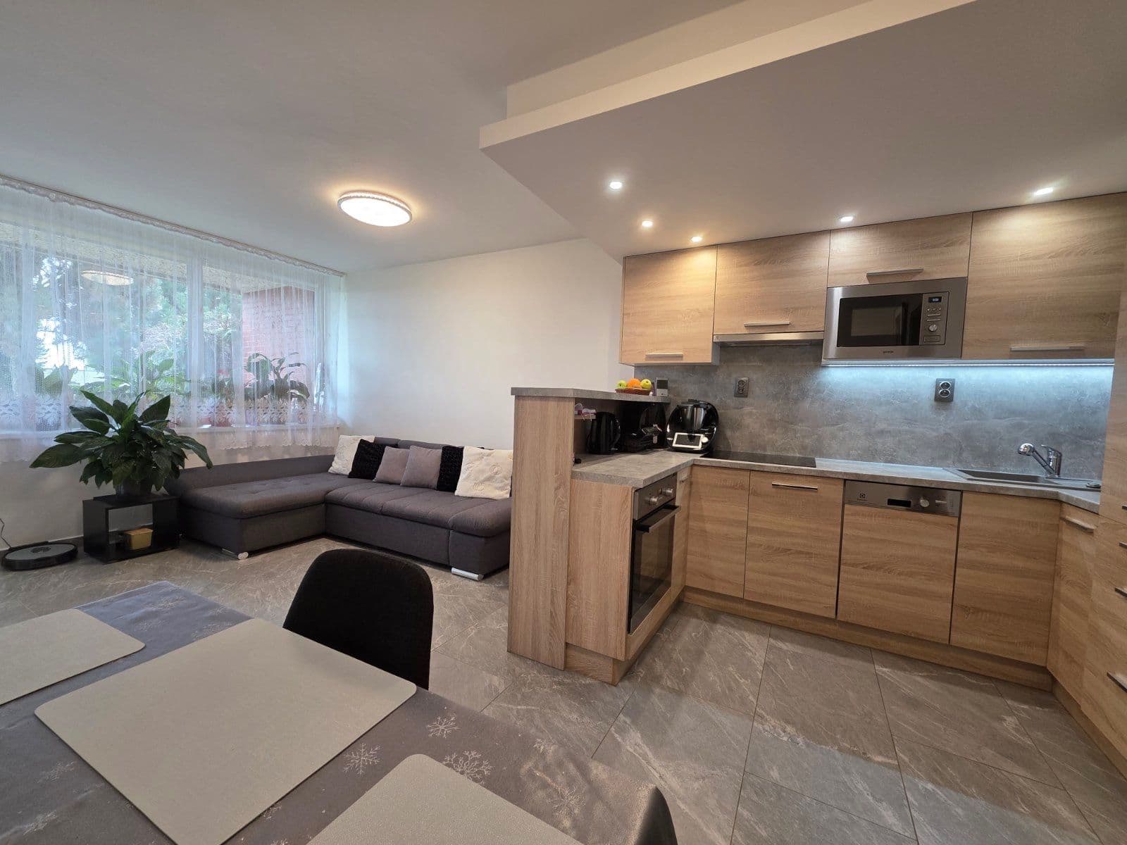2 bedroom with open-plan kitchen flat to rent, 68 m², Na Výsluní, Hradec Králové, Královéhradecký Region 2 bedroom with open-plan kitchen flat to rent, 68 m², Na Výsluní, Hradec Králové, Královéhradecký Region