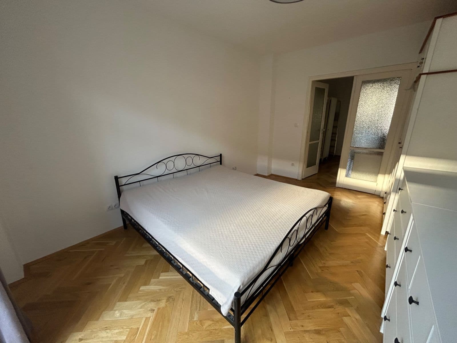 1 bedroom with open-plan kitchen flat to rent, 64 m², Stroupežnického, Prague, Prague 1 bedroom with open-plan kitchen flat to rent, 64 m², Stroupežnického, Prague, Prague