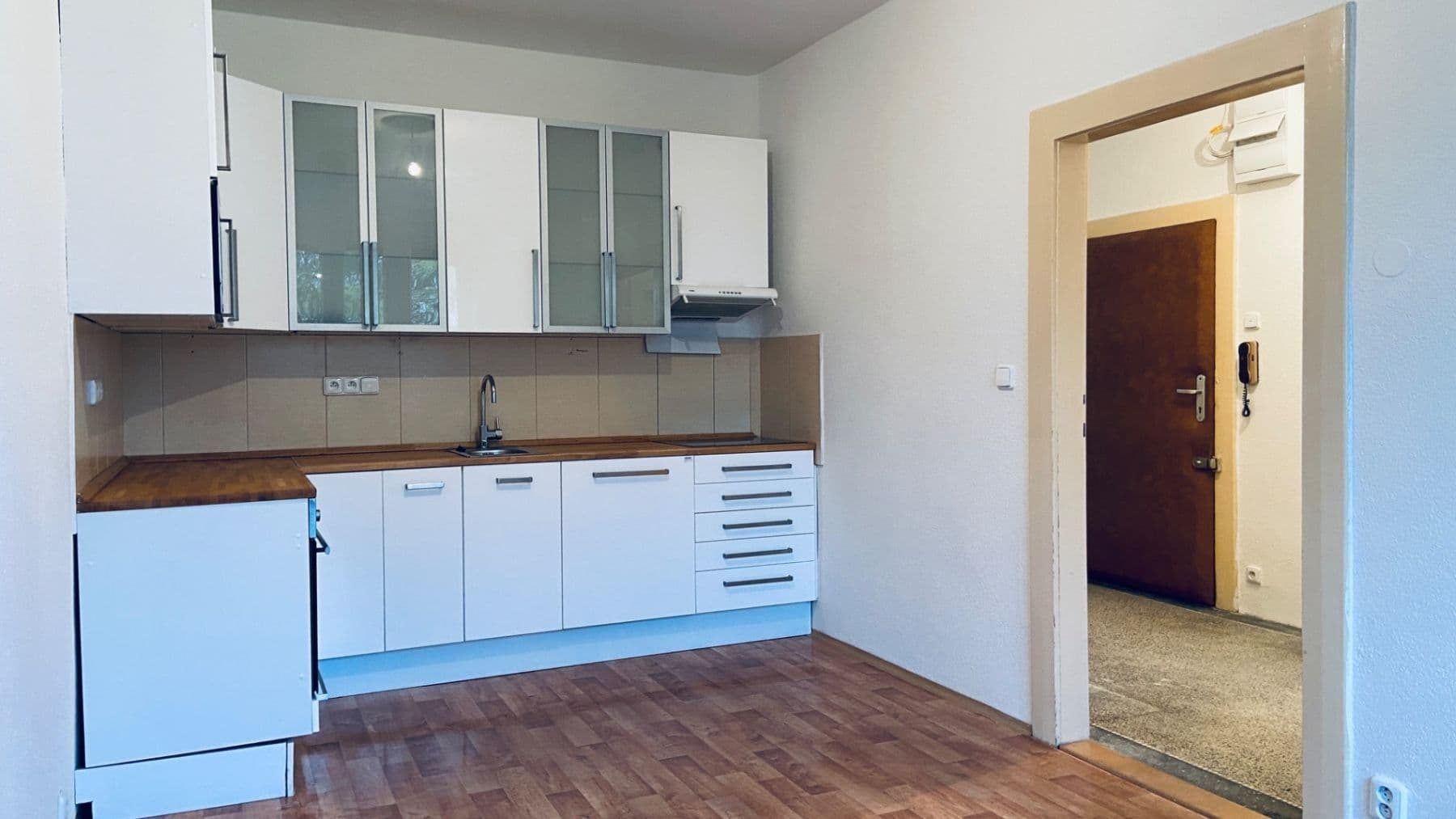 1 bedroom with open-plan kitchen flat to rent, 50 m², Komunardů, Prague, Prague 1 bedroom with open-plan kitchen flat to rent, 50 m², Komunardů, Prague, Prague