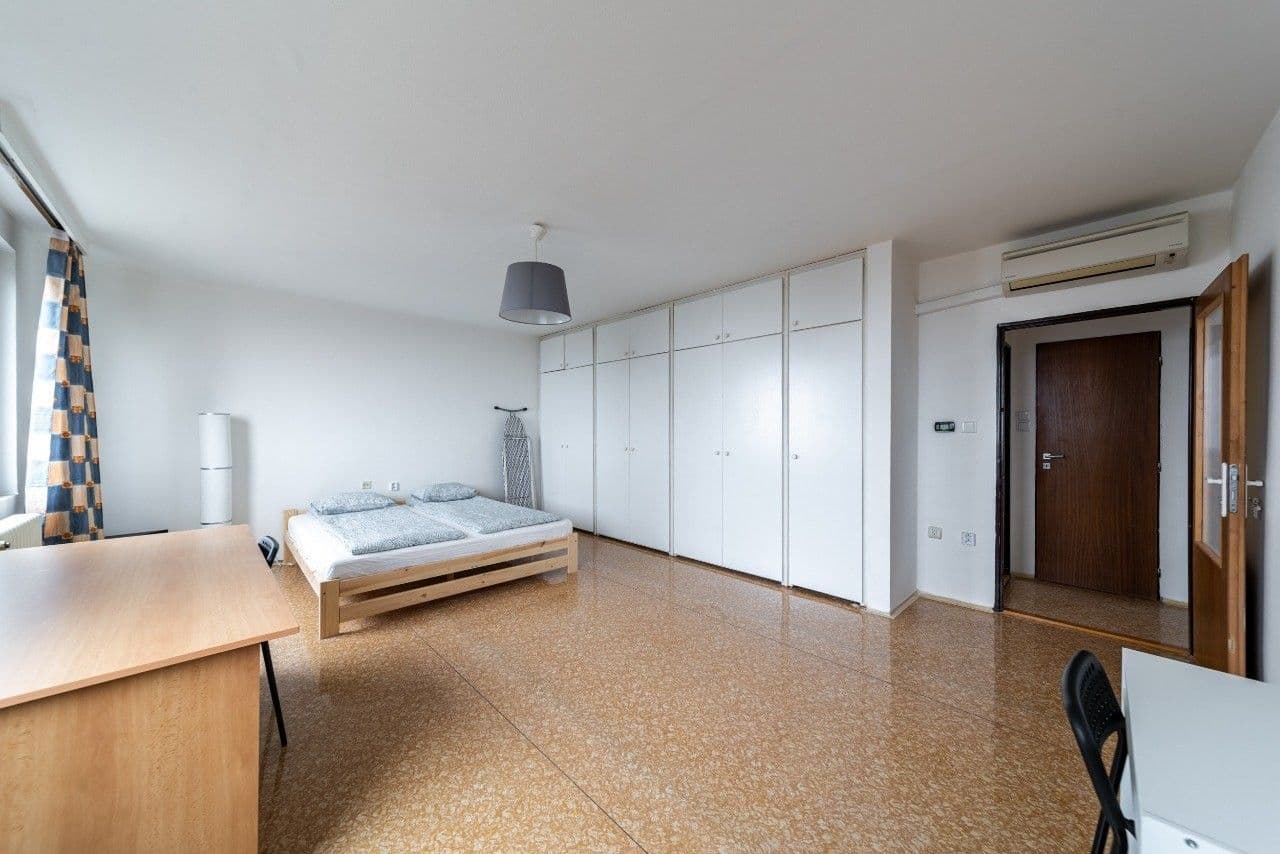4 bedroom flat to rent, 24 m², Kříženeckého náměstí, Prague, Prague 4 bedroom flat to rent, 24 m², Kříženeckého náměstí, Prague, Prague