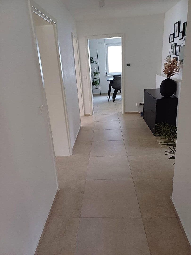 3 bedroom with open-plan kitchen flat to rent, 100 m², Tamm, Baden-Württemberg 3 bedroom with open-plan kitchen flat to rent, 100 m², Tamm, Baden-Württemberg