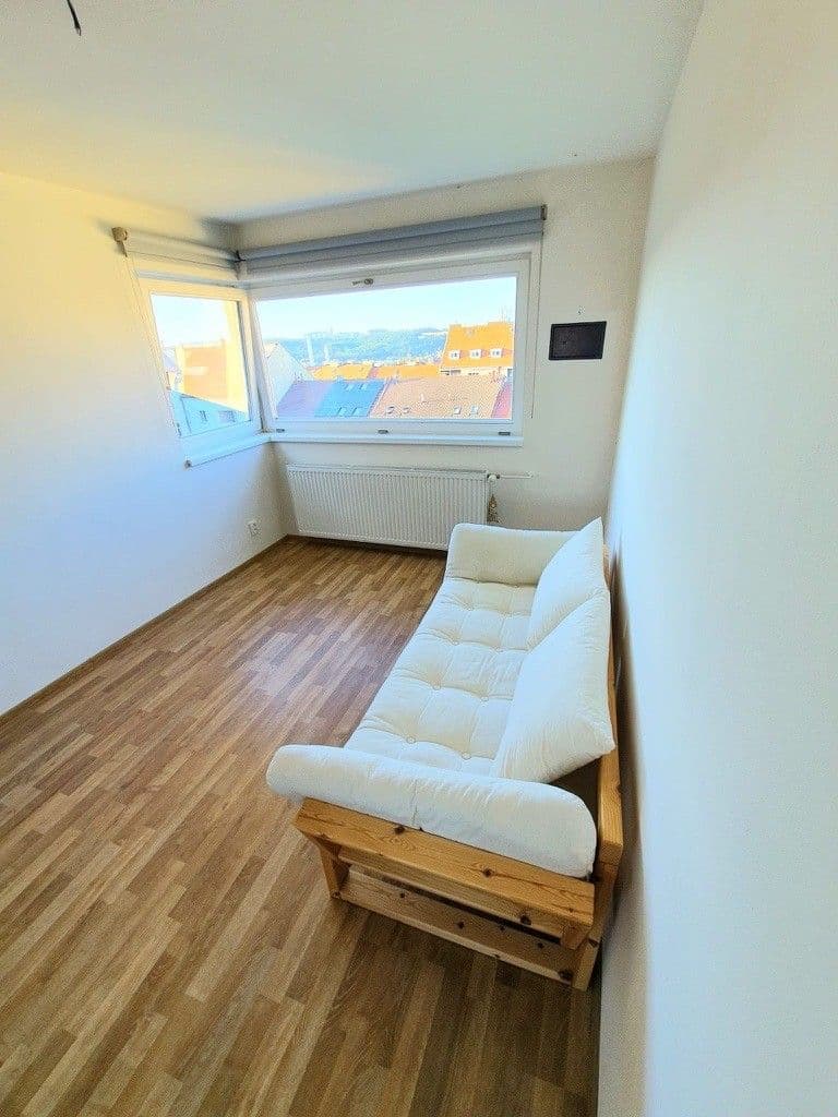 3 bedroom with open-plan kitchen flat to rent, 77 m², Korunovační, Prague, Prague 3 bedroom with open-plan kitchen flat to rent, 77 m², Korunovační, Prague, Prague