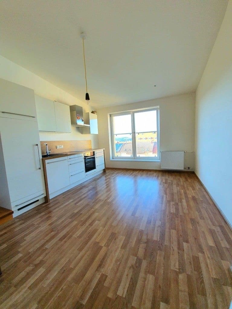3 bedroom with open-plan kitchen flat to rent, 77 m², Korunovační, Prague, Prague 3 bedroom with open-plan kitchen flat to rent, 77 m², Korunovační, Prague, Prague