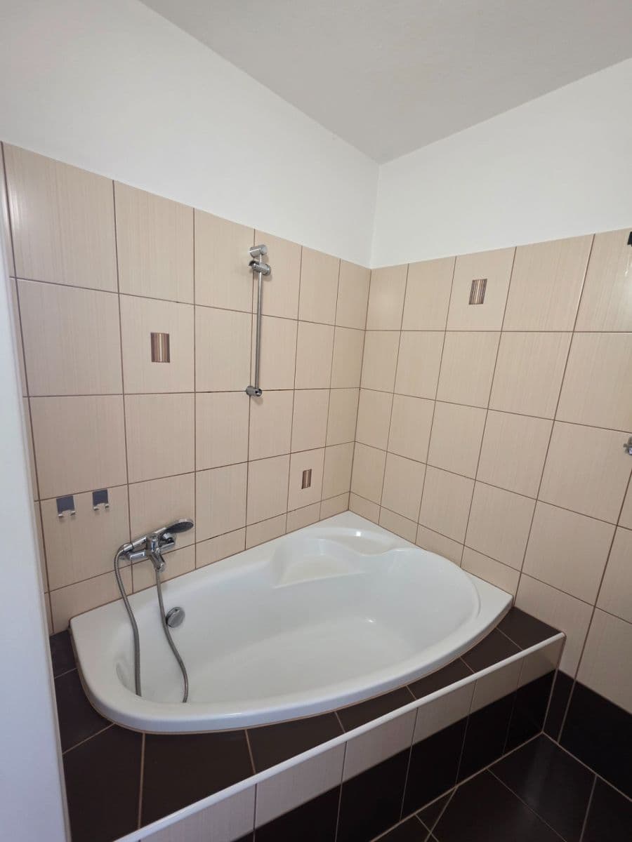 4 bedroom flat to rent, 107 m², Závodu míru, Karlovy Vary, Karlovarský Region 4 bedroom flat to rent, 107 m², Závodu míru, Karlovy Vary, Karlovarský Region