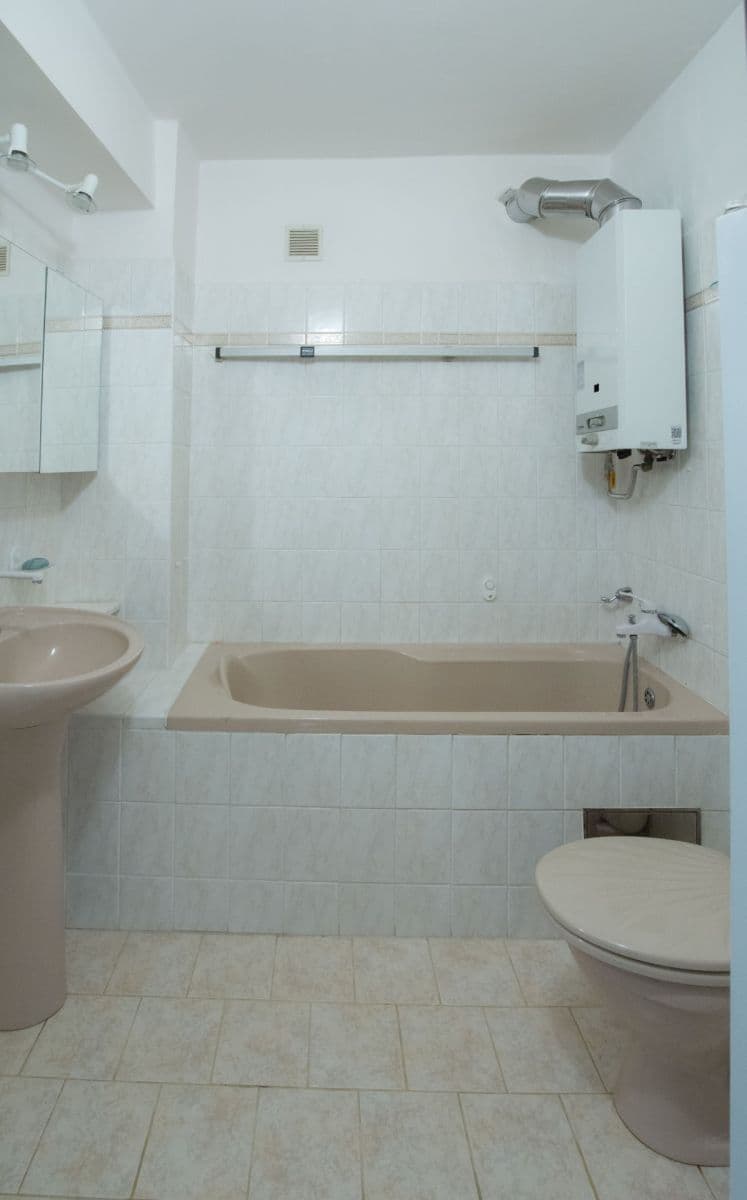 4 bedroom flat to rent, 104 m², Nad Palatou, Prague, Prague 4 bedroom flat to rent, 104 m², Nad Palatou, Prague, Prague