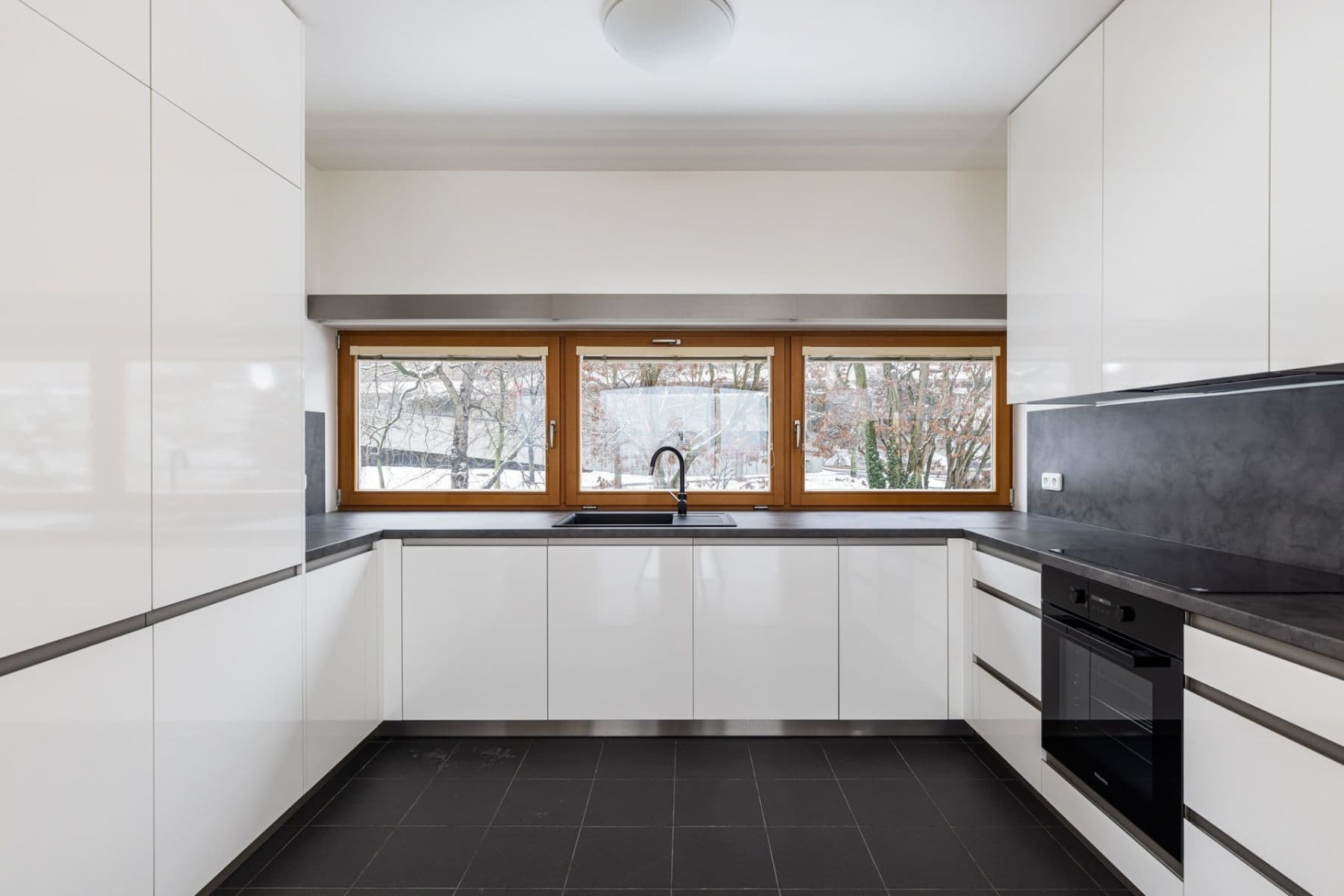 2 bedroom with open-plan kitchen flat to rent, 95 m², Na Bučance, Prague, Prague 2 bedroom with open-plan kitchen flat to rent, 95 m², Na Bučance, Prague, Prague