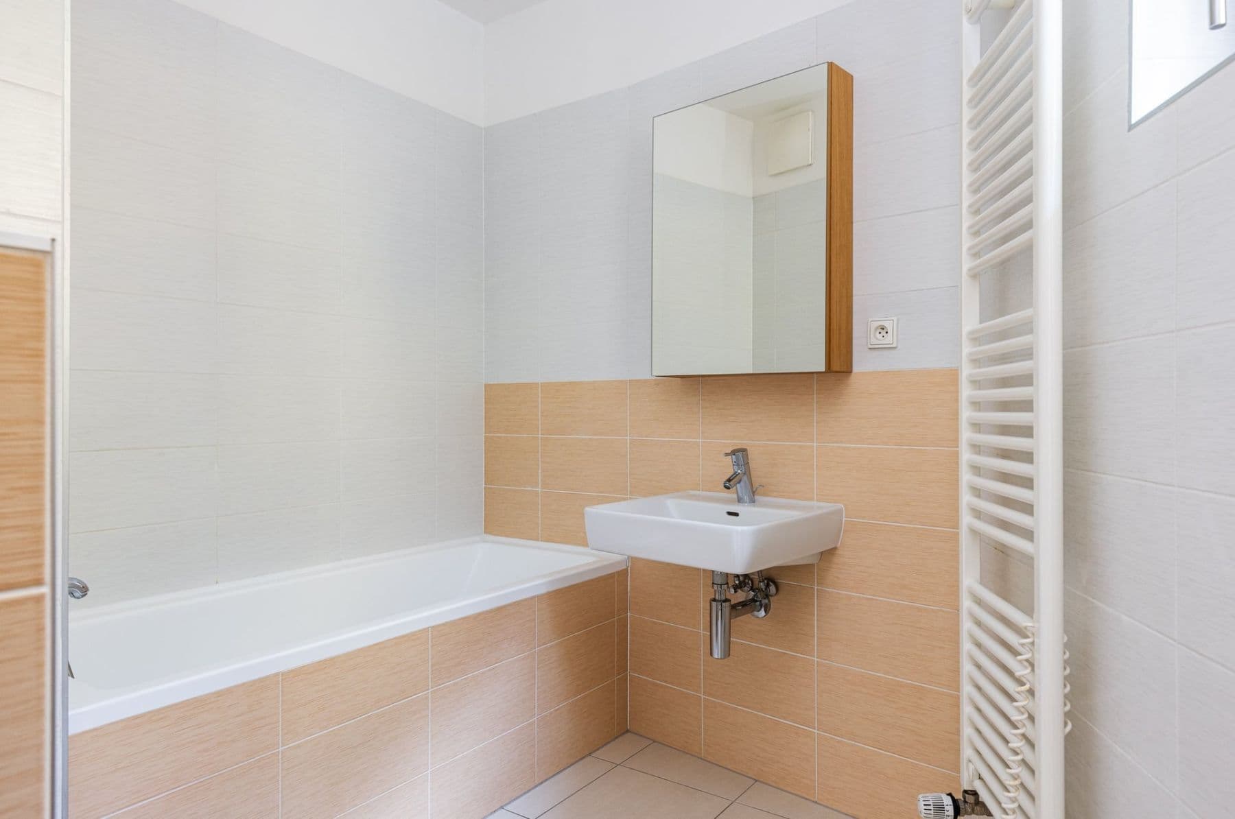 3 bedroom with open-plan kitchen flat to rent, 117 m², Jeseniova, Prague, Prague 3 bedroom with open-plan kitchen flat to rent, 117 m², Jeseniova, Prague, Prague