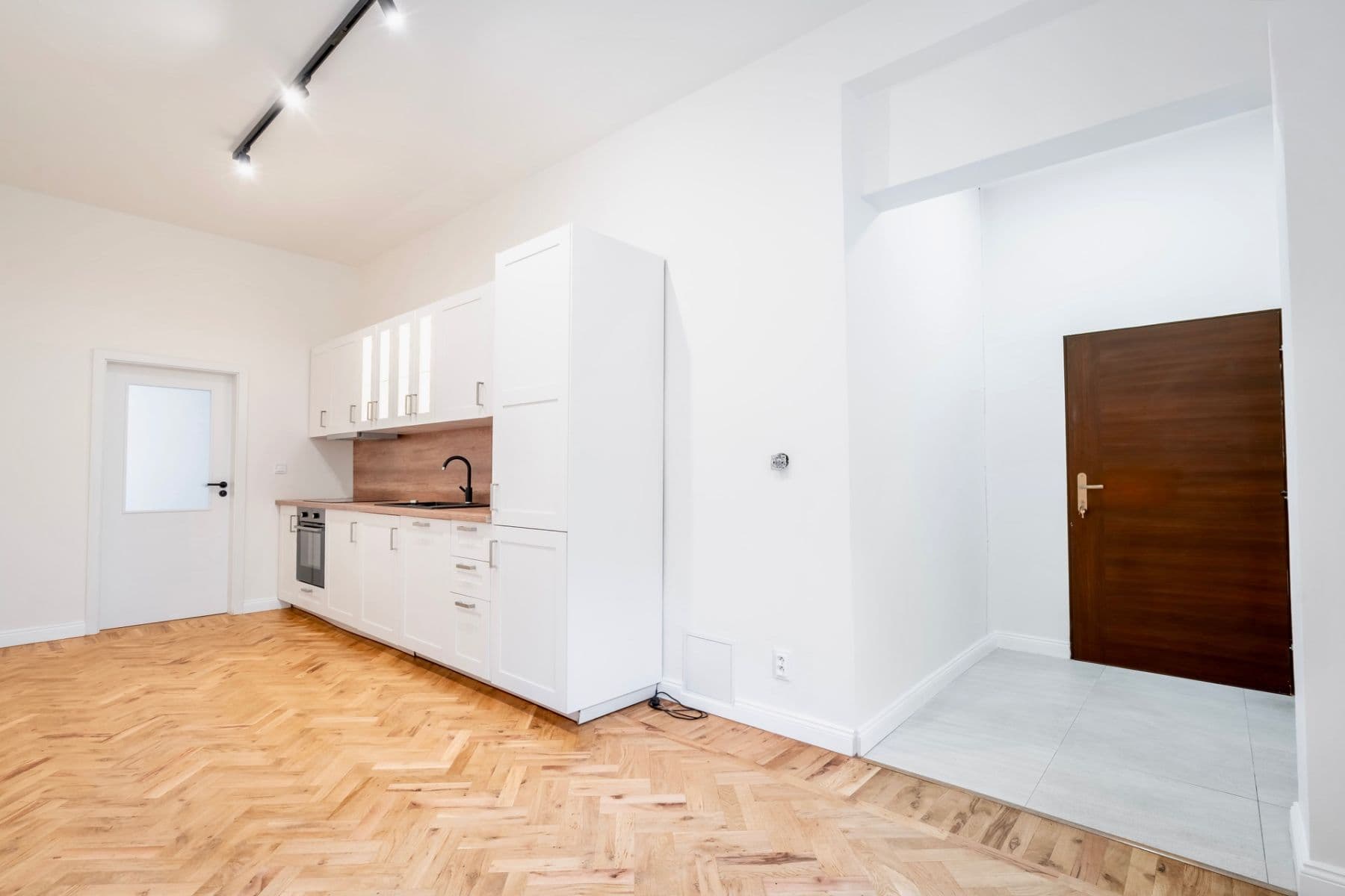 1 bedroom with open-plan kitchen flat to rent, 44 m², Plzeňská, Prague, Prague 1 bedroom with open-plan kitchen flat to rent, 44 m², Plzeňská, Prague, Prague