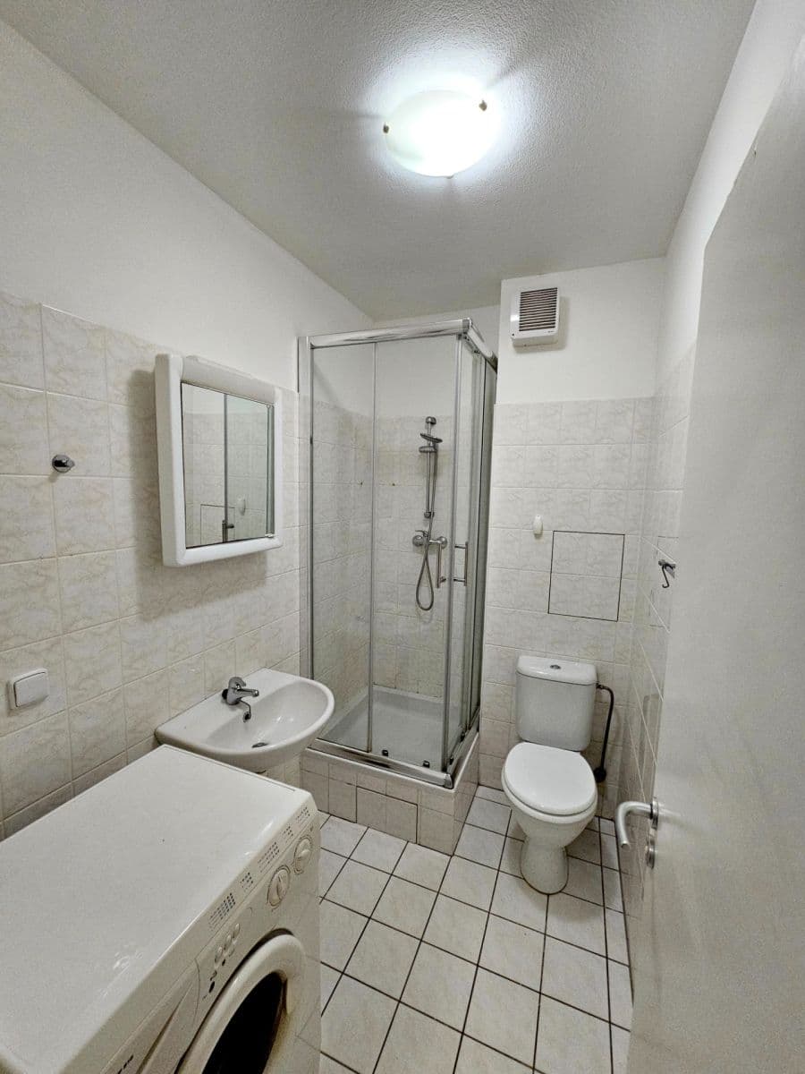 Studio flat to rent, 30 m², Za Mlýnem, Hostivice, Středočeský Region Studio flat to rent, 30 m², Za Mlýnem, Hostivice, Středočeský Region