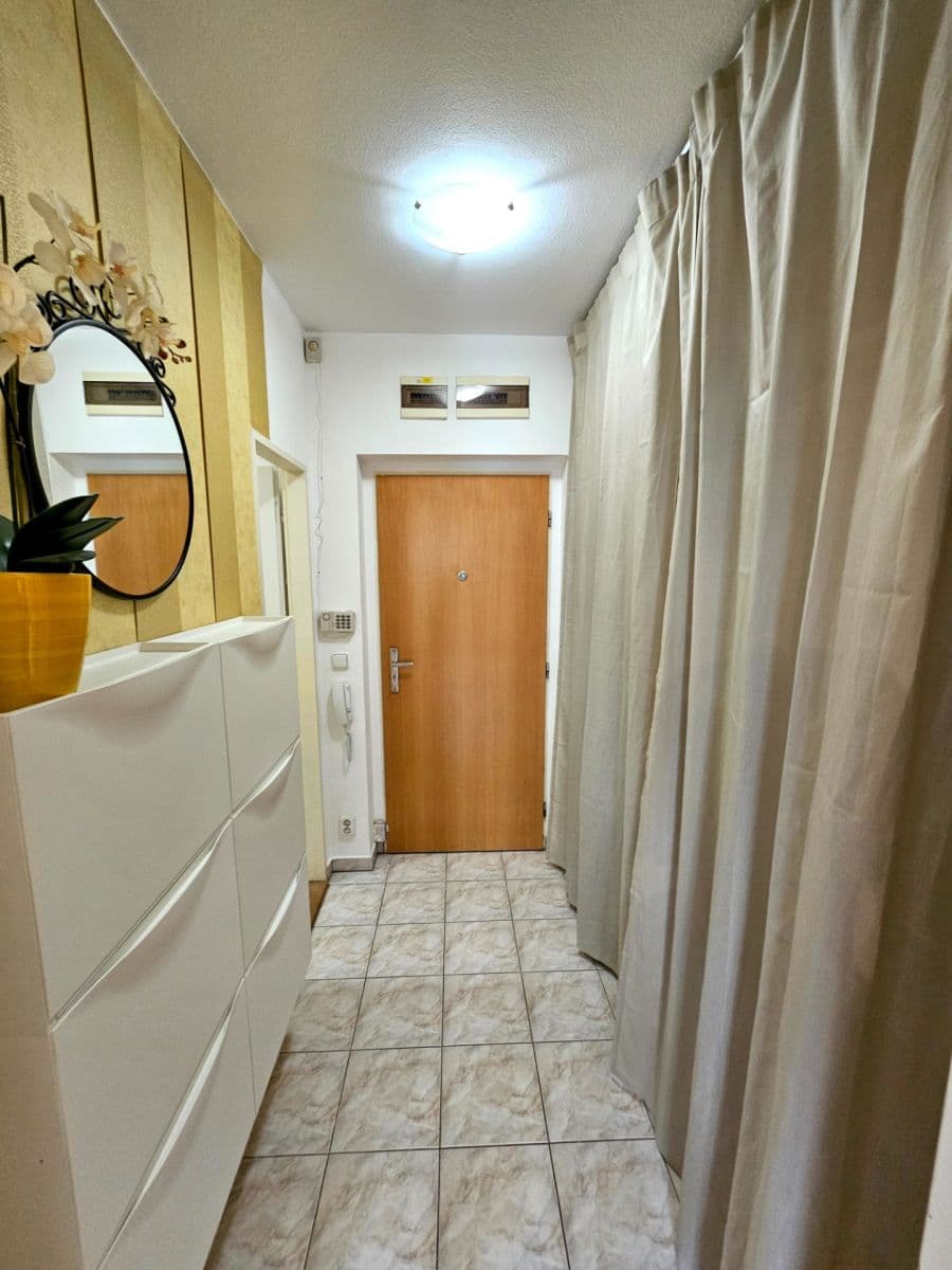 Studio flat to rent, 30 m², Za Mlýnem, Hostivice, Středočeský Region Studio flat to rent, 30 m², Za Mlýnem, Hostivice, Středočeský Region