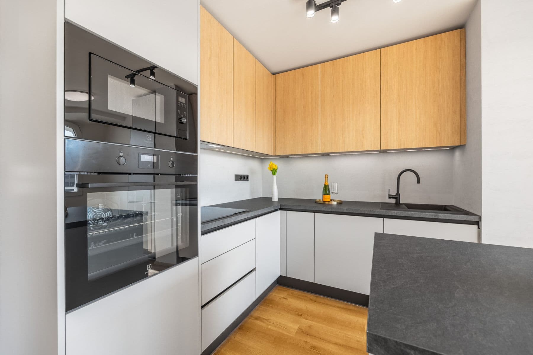 2 bedroom with open-plan kitchen flat for sale, 79 m², Roháčova, Prague, Prague 2 bedroom with open-plan kitchen flat for sale, 79 m², Roháčova, Prague, Prague