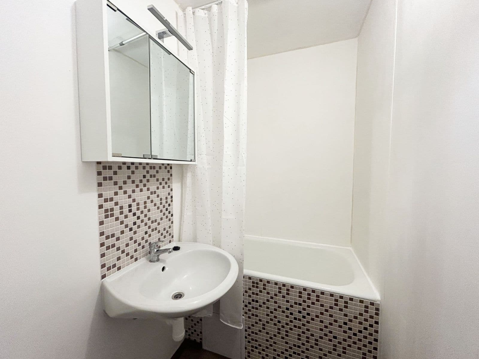 Studio flat to rent, 34 m², Křivenická, Prague, Prague Studio flat to rent, 34 m², Křivenická, Prague, Prague