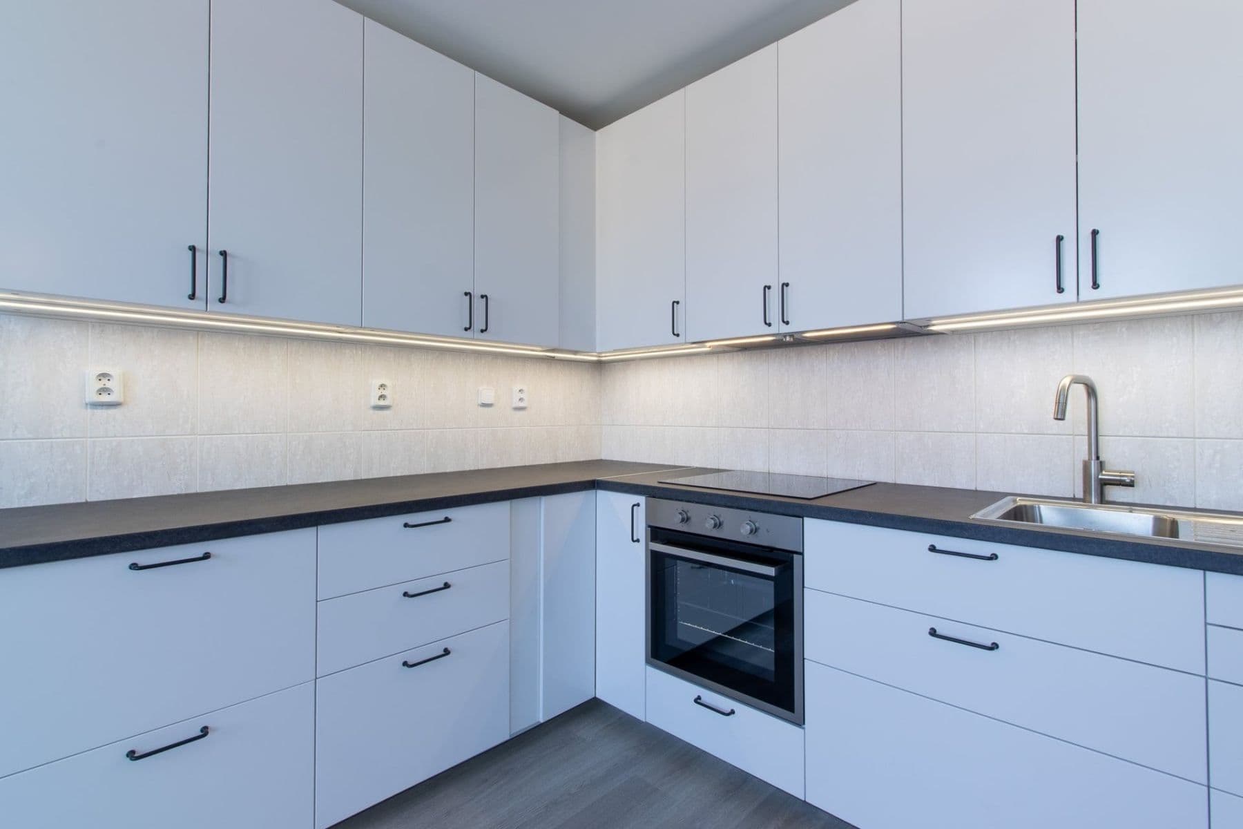 2 bedroom with open-plan kitchen flat to rent, 78 m², Nezamyslova, Prague, Prague 2 bedroom with open-plan kitchen flat to rent, 78 m², Nezamyslova, Prague, Prague