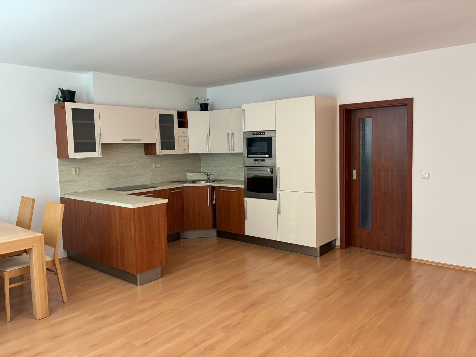 2 bedroom with open-plan kitchen flat to rent, 77 m², Sedláčkova, Brno, Jihomoravský Region 2 bedroom with open-plan kitchen flat to rent, 77 m², Sedláčkova, Brno, Jihomoravský Region