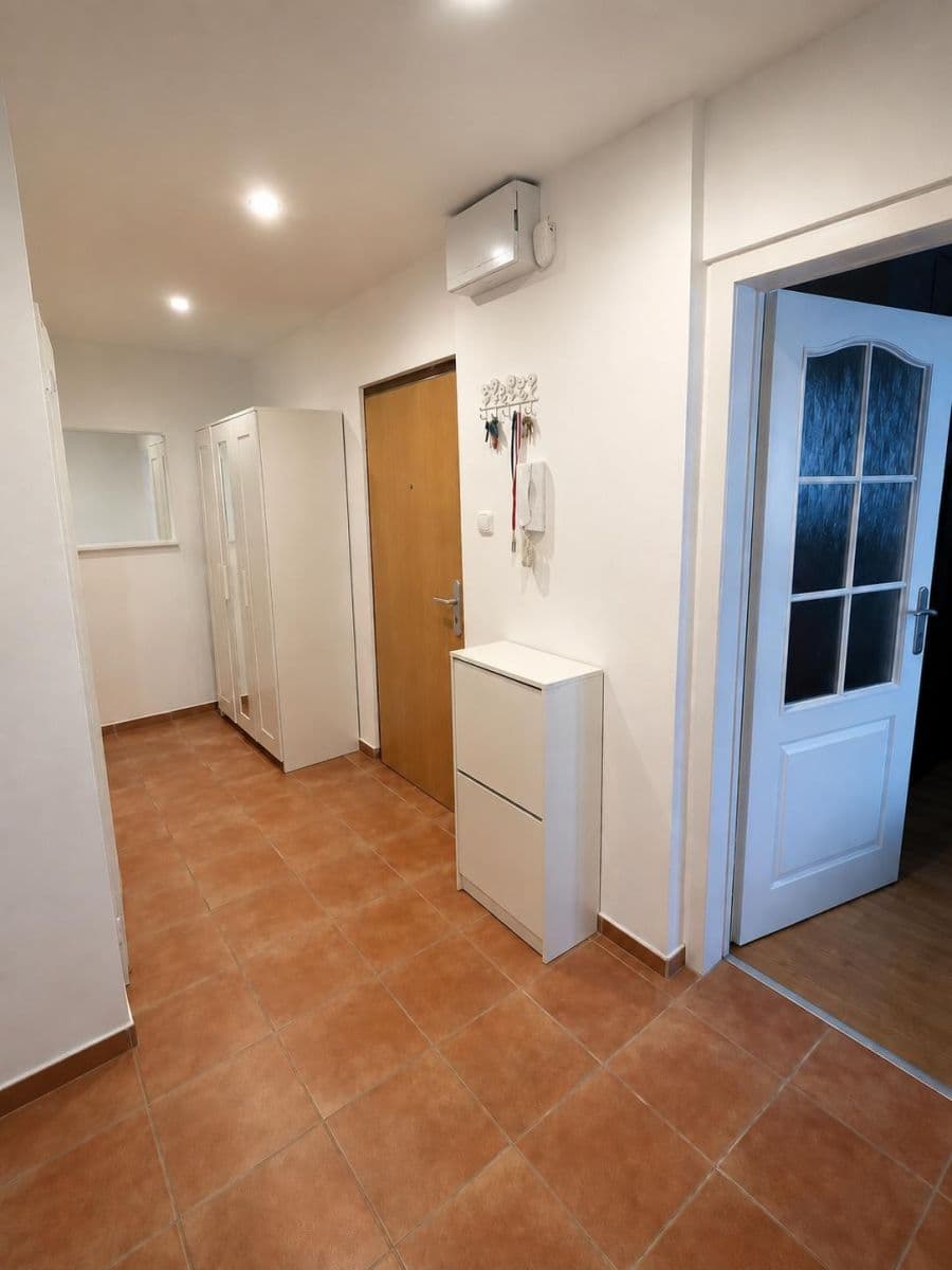 2 bedroom with open-plan kitchen flat to rent, 64 m², Makovského, Prague, Prague 2 bedroom with open-plan kitchen flat to rent, 64 m², Makovského, Prague, Prague