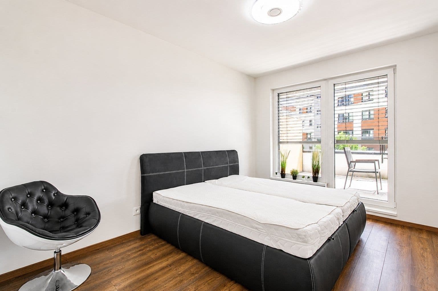 1 bedroom with open-plan kitchen flat to rent, 56 m², U plynárny, Prague, Prague 1 bedroom with open-plan kitchen flat to rent, 56 m², U plynárny, Prague, Prague