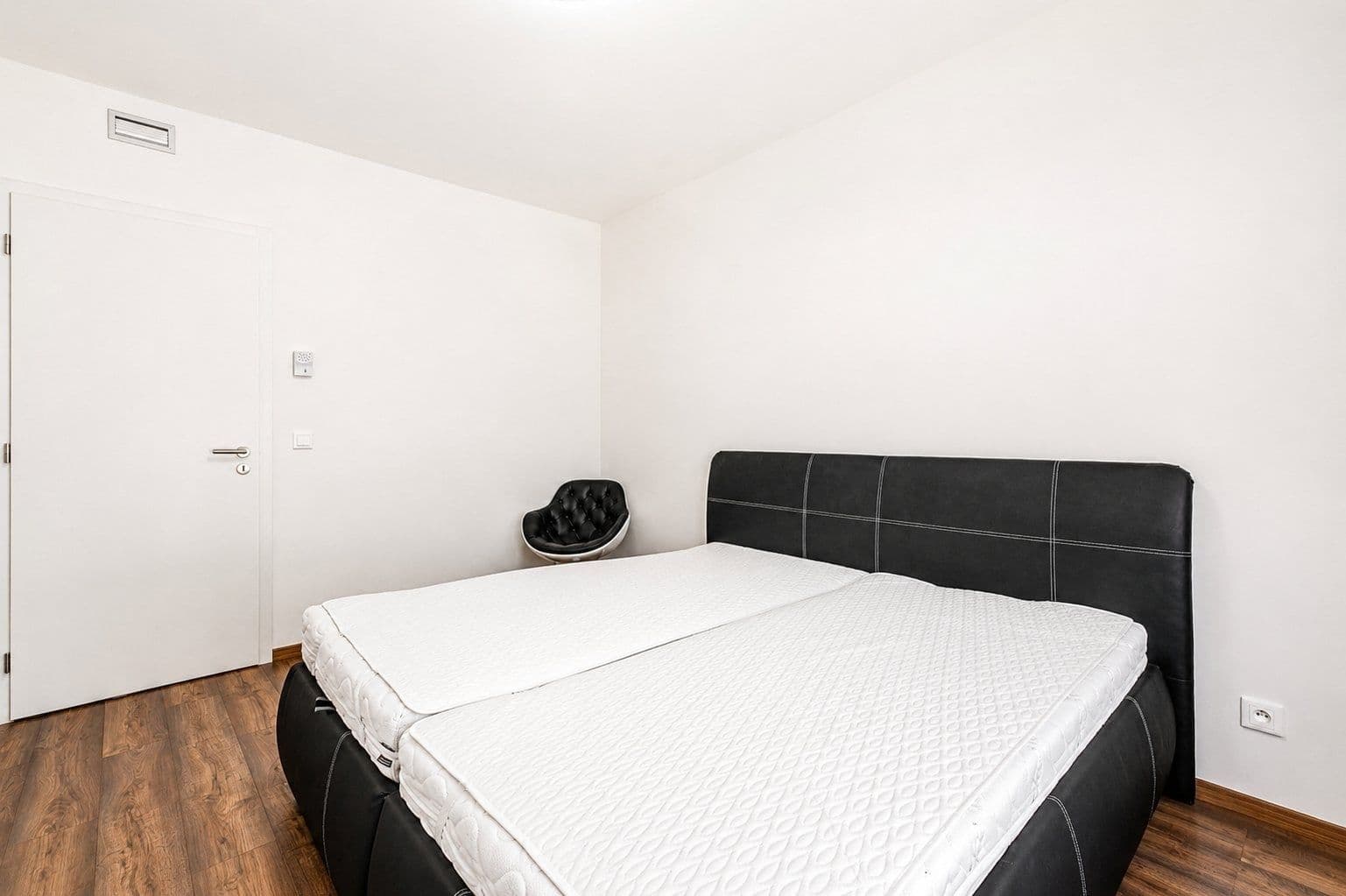 1 bedroom with open-plan kitchen flat to rent, 56 m², U plynárny, Prague, Prague 1 bedroom with open-plan kitchen flat to rent, 56 m², U plynárny, Prague, Prague