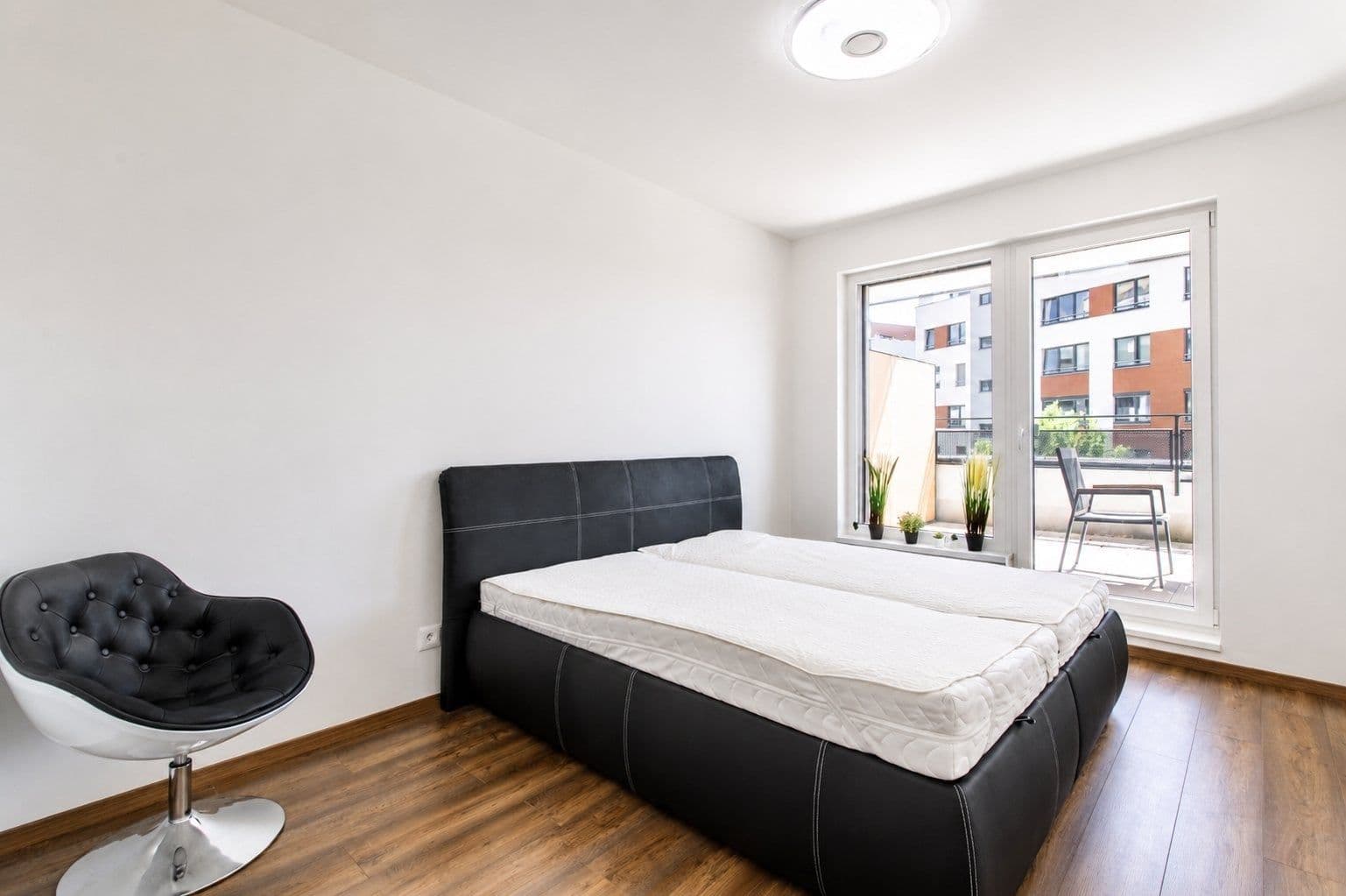 1 bedroom with open-plan kitchen flat to rent, 56 m², U plynárny, Prague, Prague 1 bedroom with open-plan kitchen flat to rent, 56 m², U plynárny, Prague, Prague
