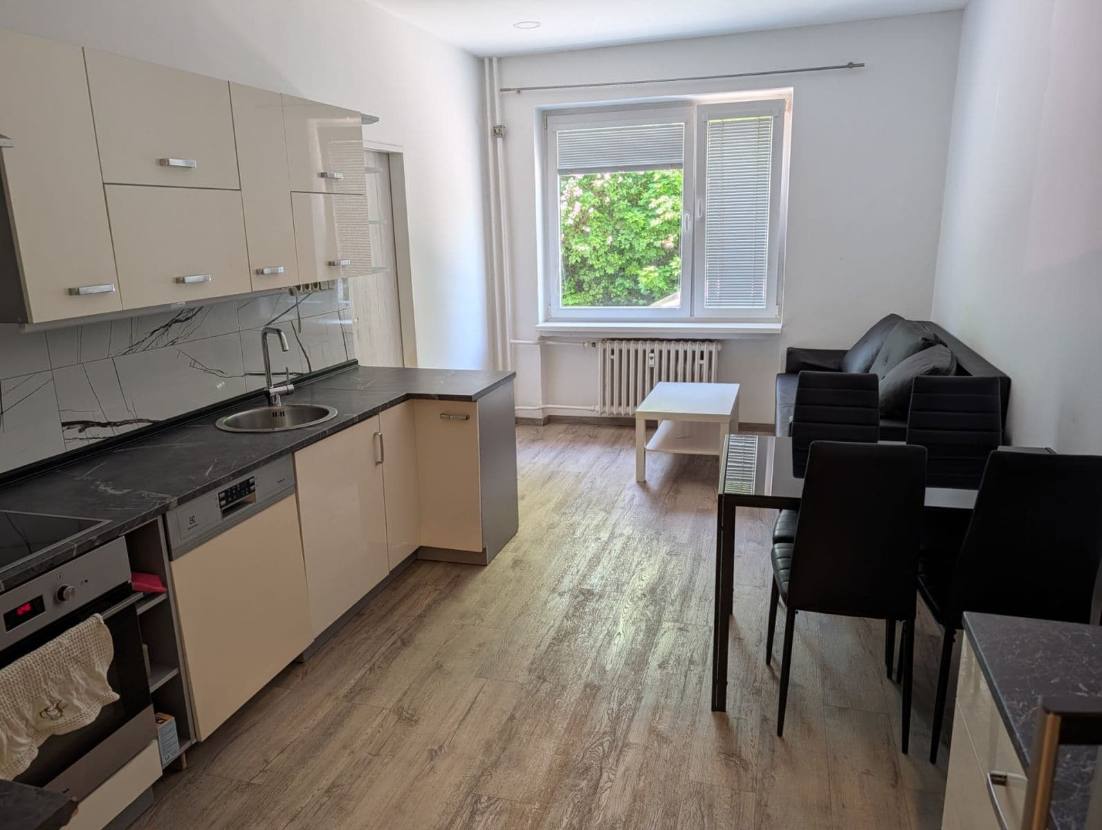 3 bedroom with open-plan kitchen flat to rent, 70 m², Fabiánova, Prague, Prague 3 bedroom with open-plan kitchen flat to rent, 70 m², Fabiánova, Prague, Prague