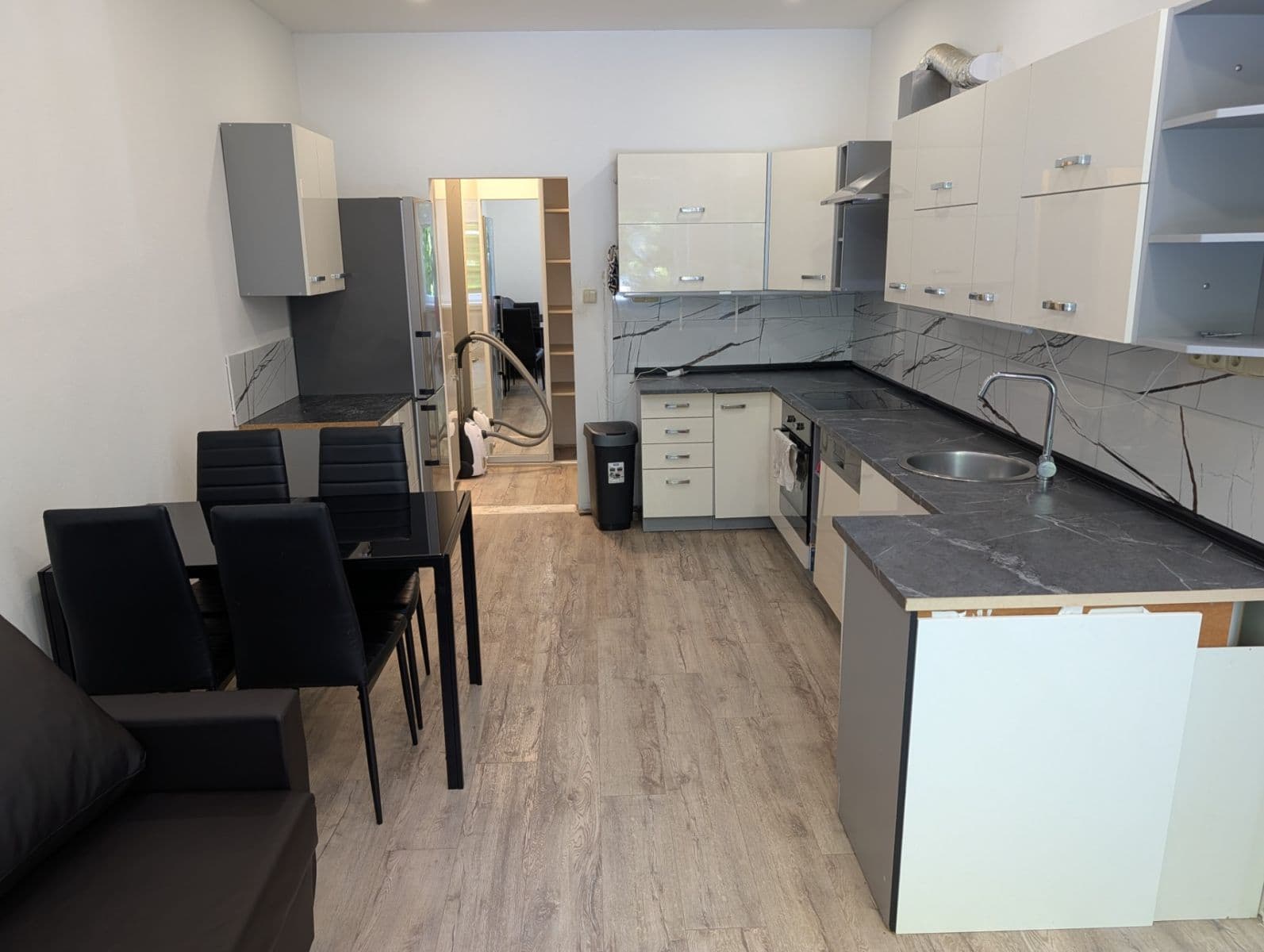 3 bedroom with open-plan kitchen flat to rent, 70 m², Fabiánova, Prague, Prague 3 bedroom with open-plan kitchen flat to rent, 70 m², Fabiánova, Prague, Prague
