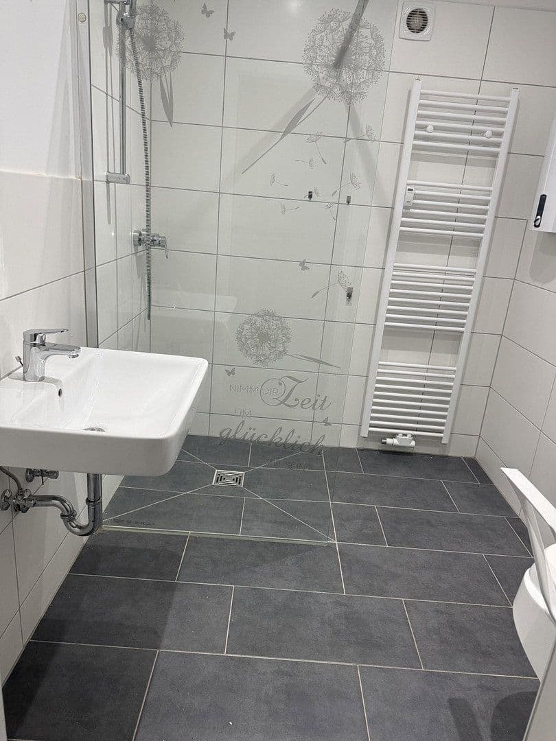 2 bedroom with open-plan kitchen flat to rent, 98 m², Oberhausen, North Rhine-Westphalia 2 bedroom with open-plan kitchen flat to rent, 98 m², Oberhausen, North Rhine-Westphalia