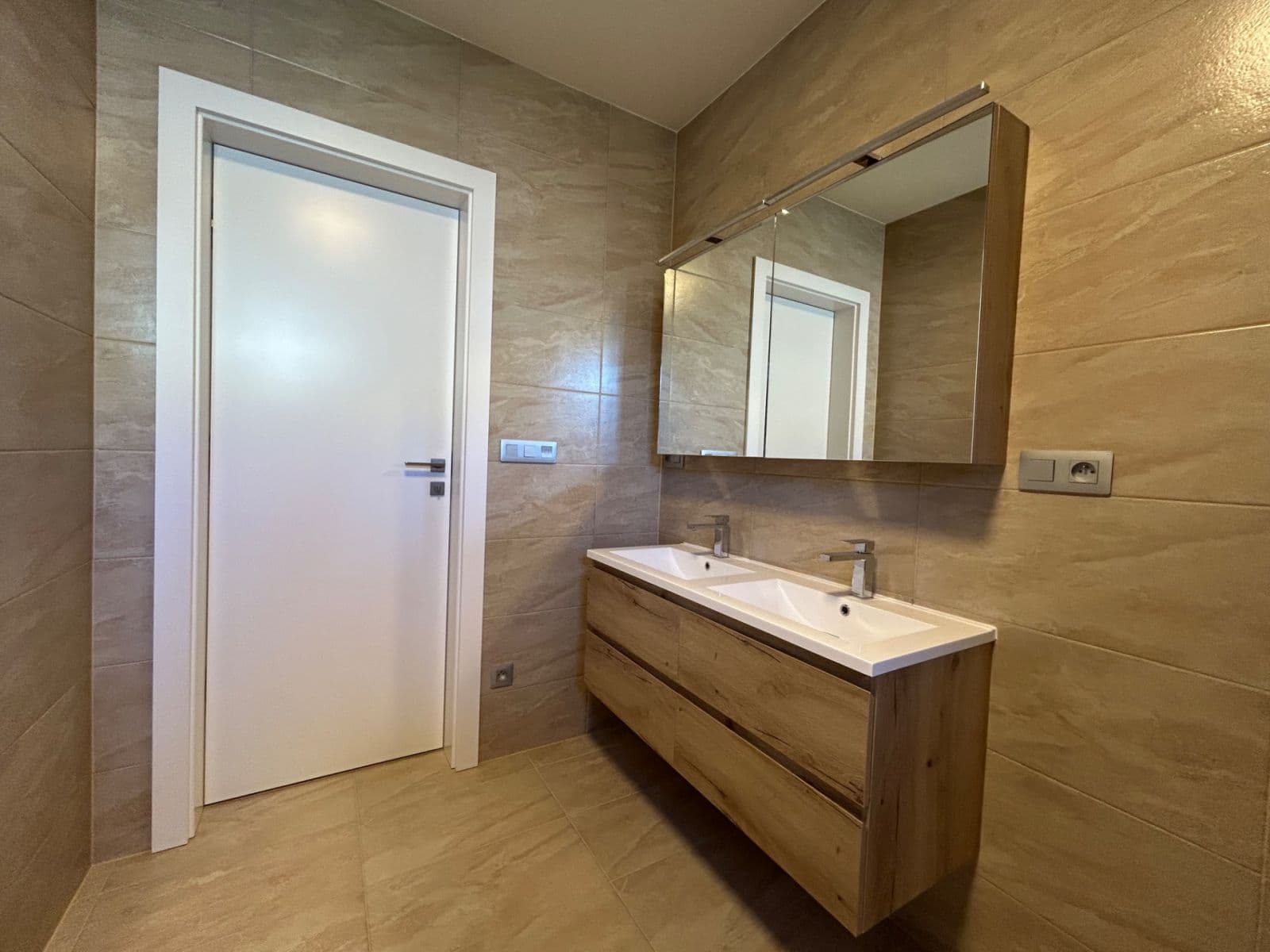 3 bedroom with open-plan kitchen flat to rent, 115 m², Šlapanice, Jihomoravský Region 3 bedroom with open-plan kitchen flat to rent, 115 m², Šlapanice, Jihomoravský Region