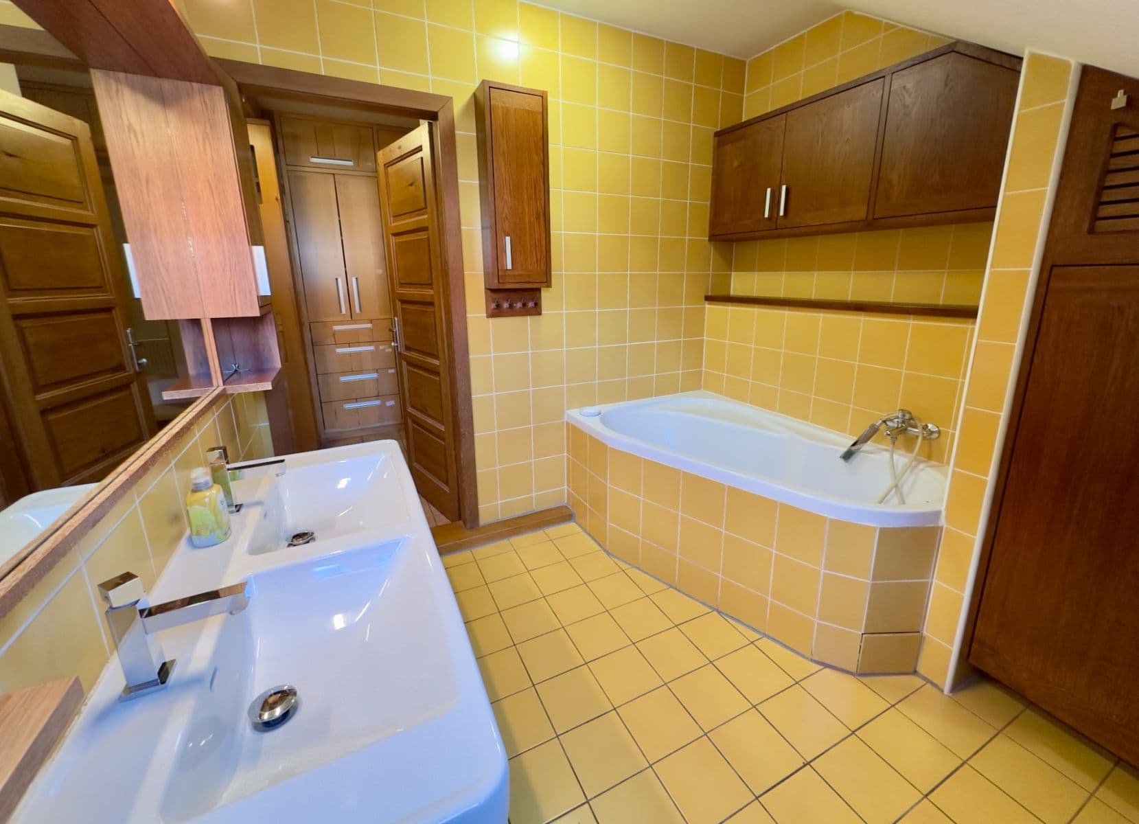 3 bedroom with open-plan kitchen flat to rent, 132 m², Velflíkova, Prague, Prague 3 bedroom with open-plan kitchen flat to rent, 132 m², Velflíkova, Prague, Prague