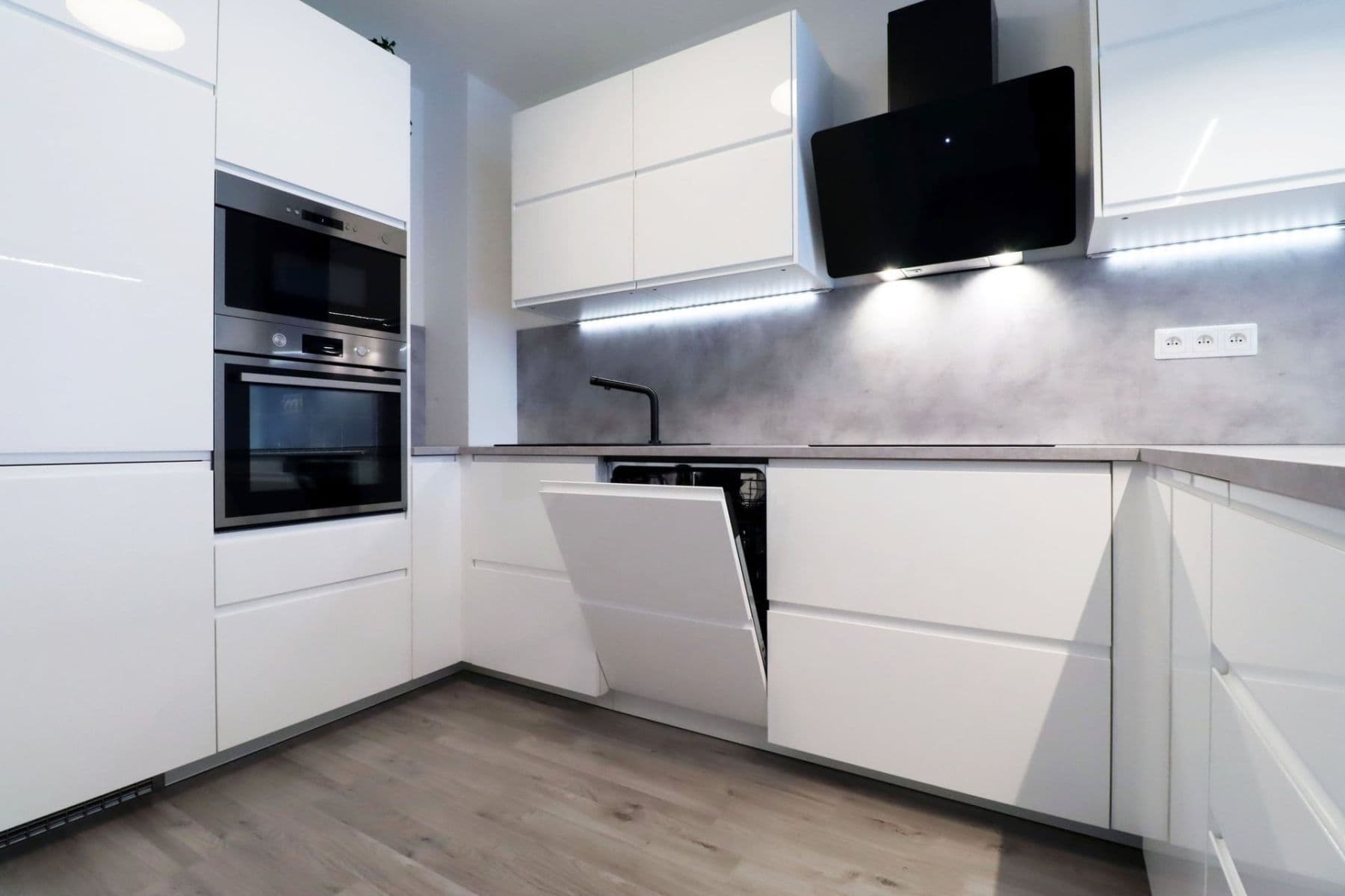 1 bedroom with open-plan kitchen flat to rent, 53 m², Velvarská, Horoměřice, Středočeský Region 1 bedroom with open-plan kitchen flat to rent, 53 m², Velvarská, Horoměřice, Středočeský Region
