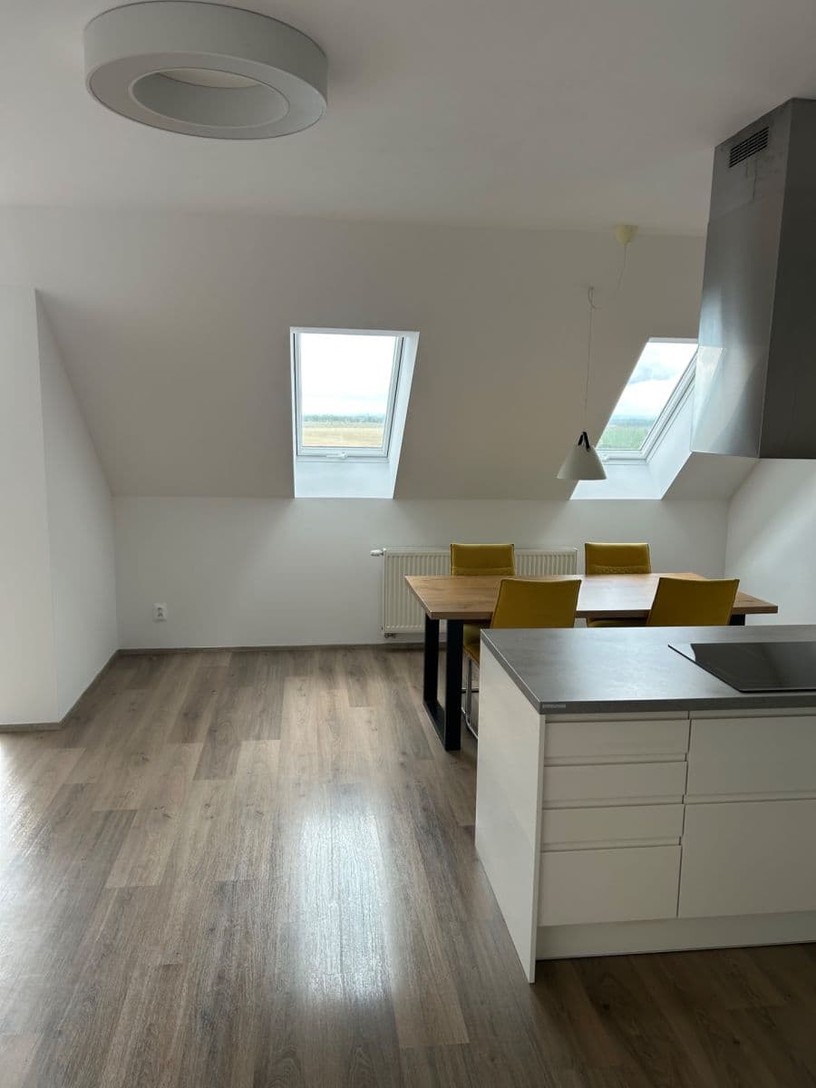 2 bedroom with open-plan kitchen flat to rent, 95 m², Zátopkova, Milovice, Středočeský Region 2 bedroom with open-plan kitchen flat to rent, 95 m², Zátopkova, Milovice, Středočeský Region