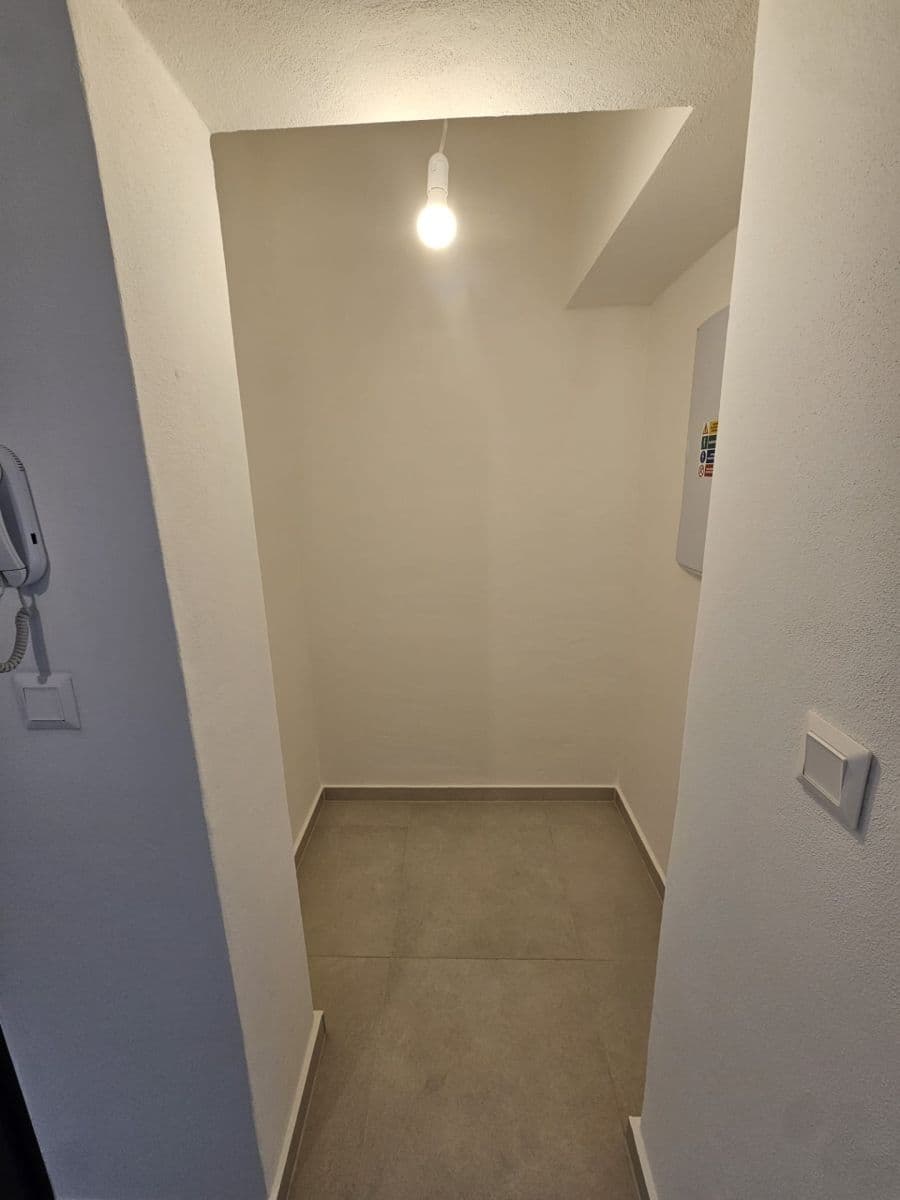 1 bedroom with open-plan kitchen flat to rent, 67 m², Dobrovského, Olomouc, Olomoucký Region 1 bedroom with open-plan kitchen flat to rent, 67 m², Dobrovského, Olomouc, Olomoucký Region