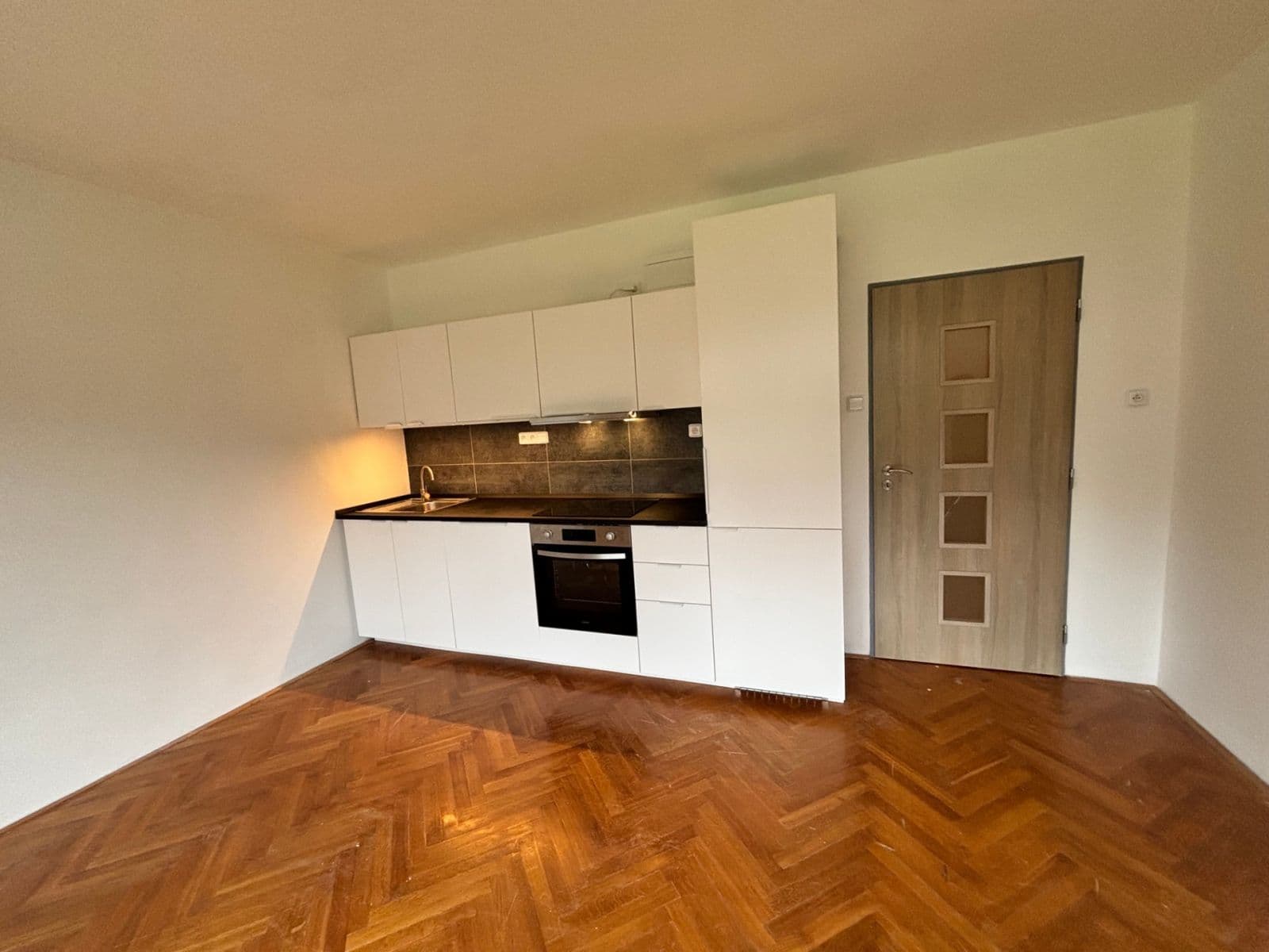 3 bedroom with open-plan kitchen flat to rent, 90 m², Klášterského, Liberec, Liberecký Region 3 bedroom with open-plan kitchen flat to rent, 90 m², Klášterského, Liberec, Liberecký Region