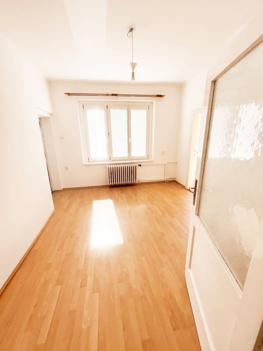 3 bedroom with open-plan kitchen flat to rent, 90 m², Barrandova, Kladno, Středočeský Region 3 bedroom with open-plan kitchen flat to rent, 90 m², Barrandova, Kladno, Středočeský Region