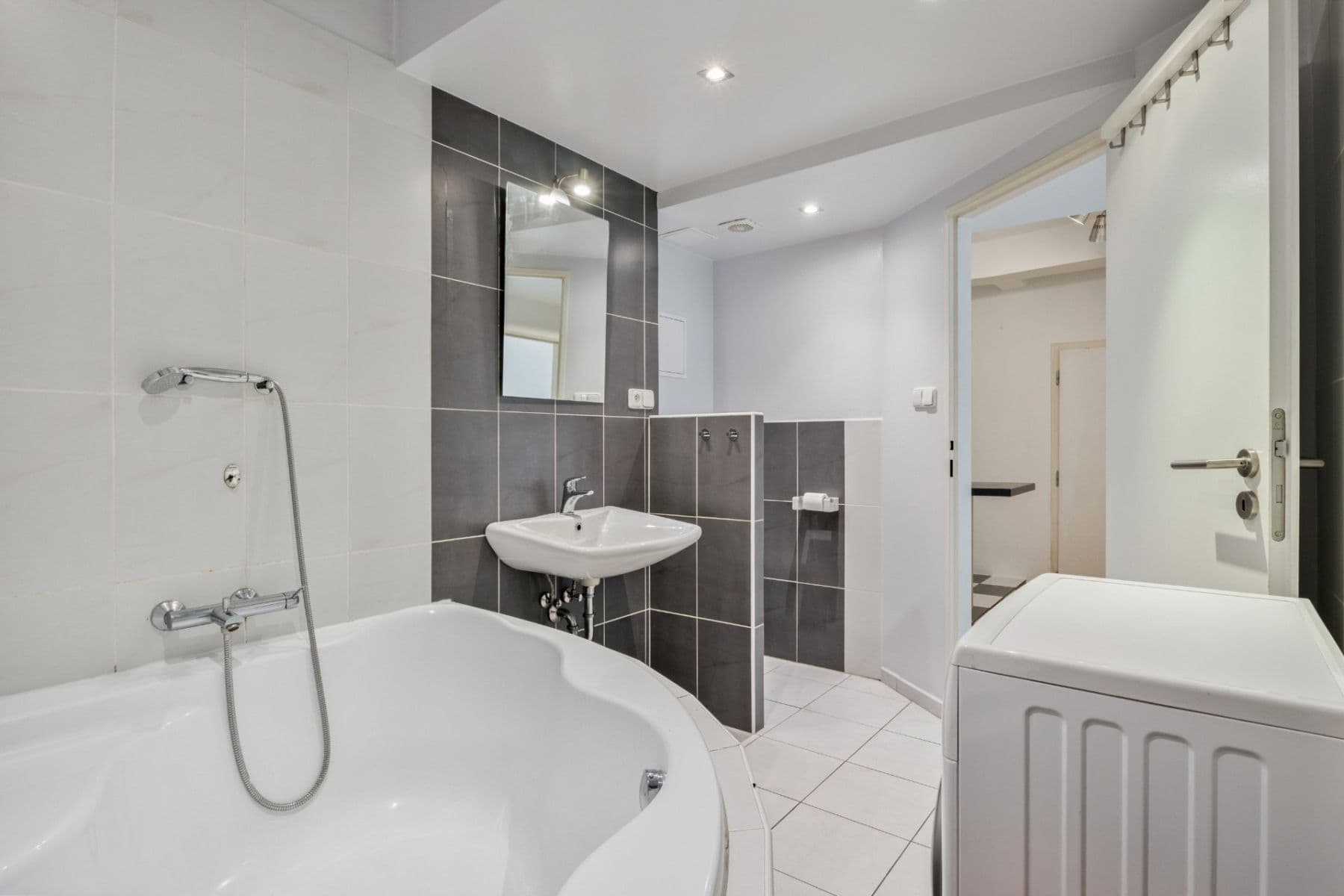 1 bedroom with open-plan kitchen flat to rent, 44 m², Podolská, Prague, Prague 1 bedroom with open-plan kitchen flat to rent, 44 m², Podolská, Prague, Prague