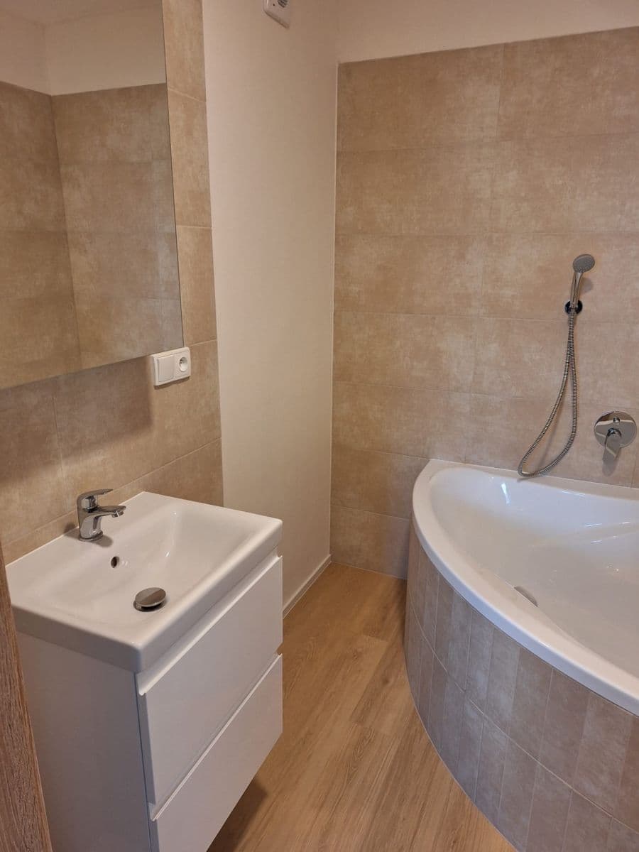 2 bedroom with open-plan kitchen flat to rent, 54 m², Na růžovém poli, Kladno, Středočeský Region 2 bedroom with open-plan kitchen flat to rent, 54 m², Na růžovém poli, Kladno, Středočeský Region