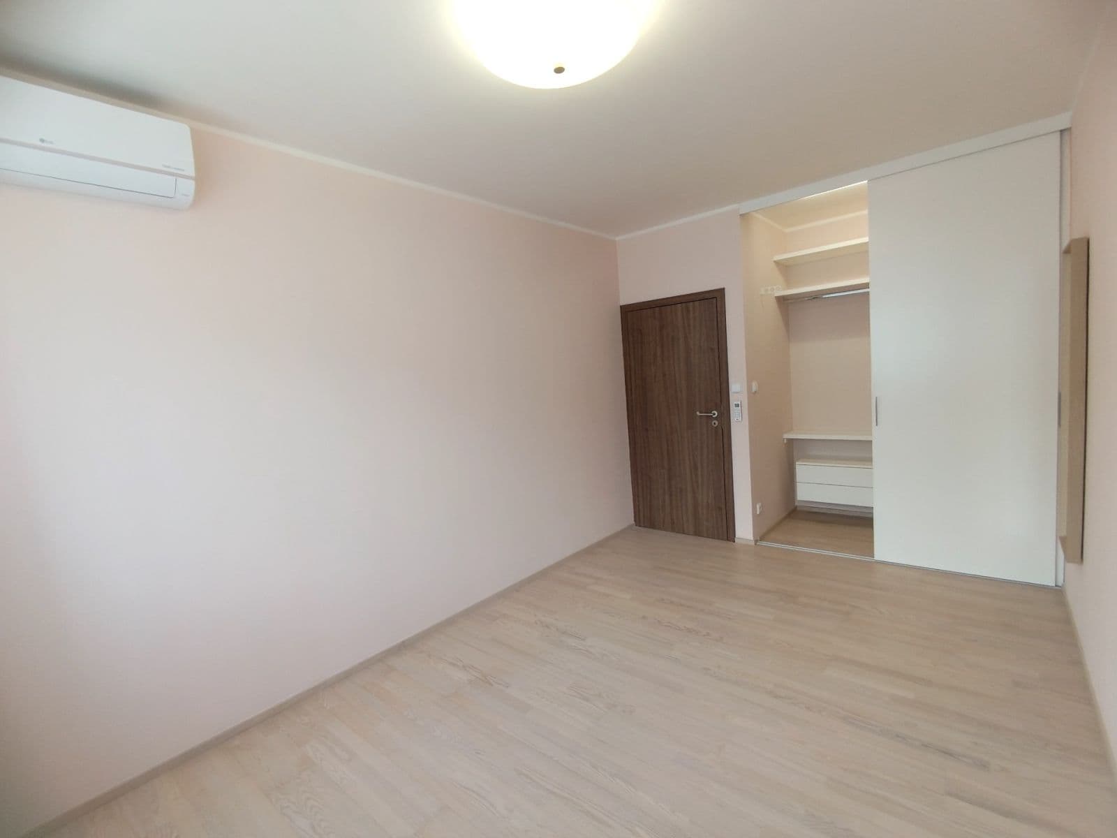 2 bedroom with open-plan kitchen flat to rent, 104 m², Zakšínská, Prague, Prague 2 bedroom with open-plan kitchen flat to rent, 104 m², Zakšínská, Prague, Prague
