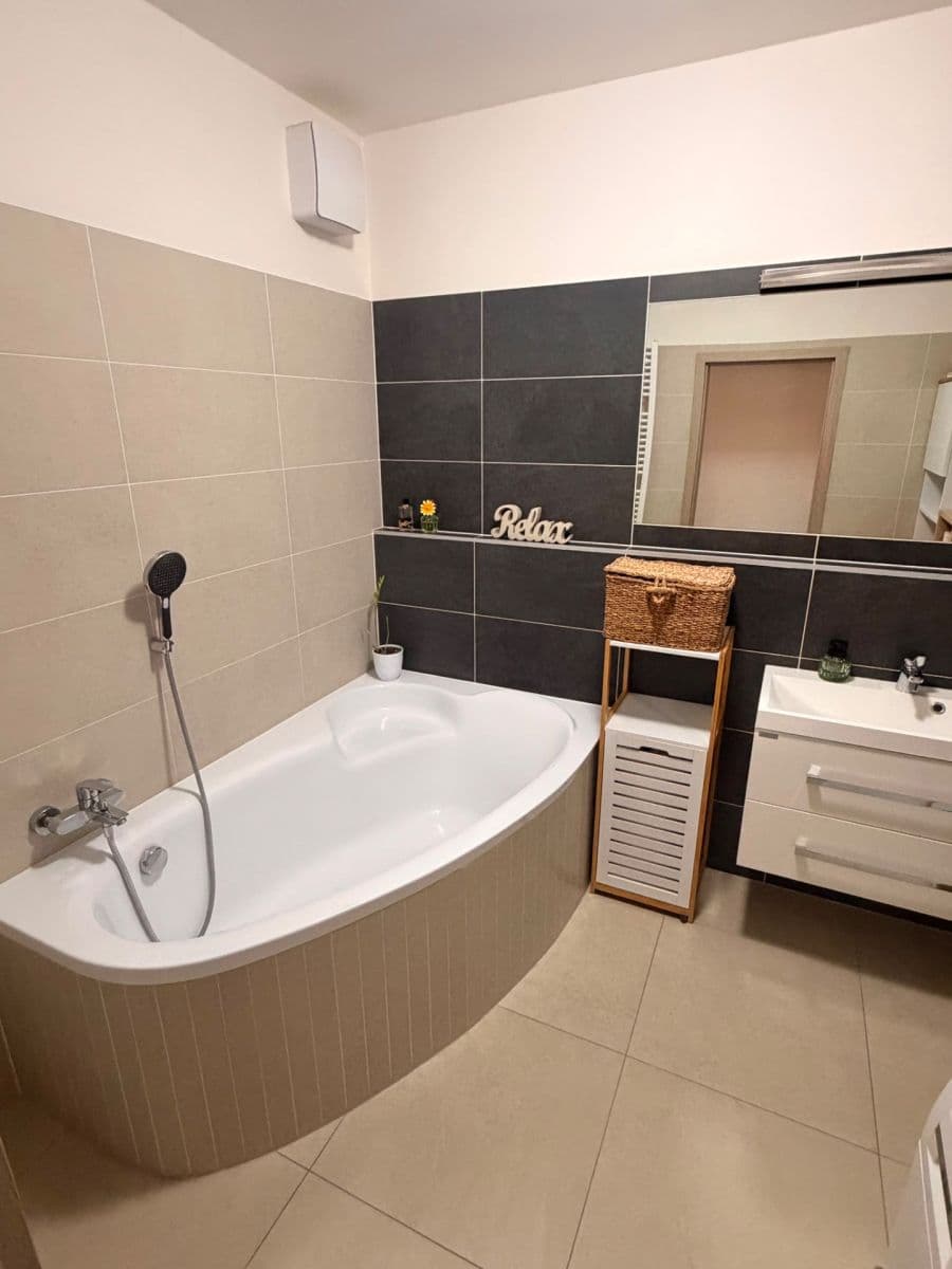 3 bedroom with open-plan kitchen flat to rent, 105 m², Edvarda Beneše, Olomouc, Olomoucký Region 3 bedroom with open-plan kitchen flat to rent, 105 m², Edvarda Beneše, Olomouc, Olomoucký Region