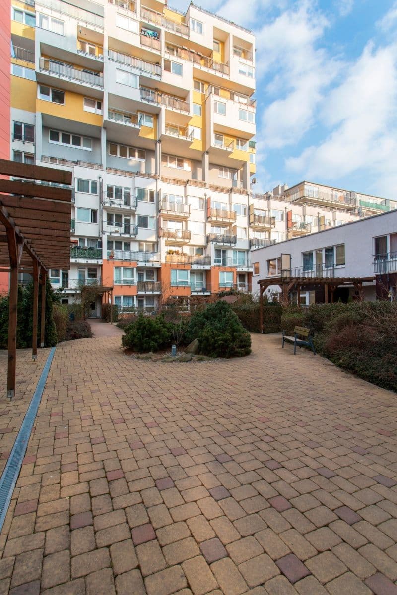 1 bedroom with open-plan kitchen flat to rent, 48 m², Pod Harfou, Prague, Prague 1 bedroom with open-plan kitchen flat to rent, 48 m², Pod Harfou, Prague, Prague