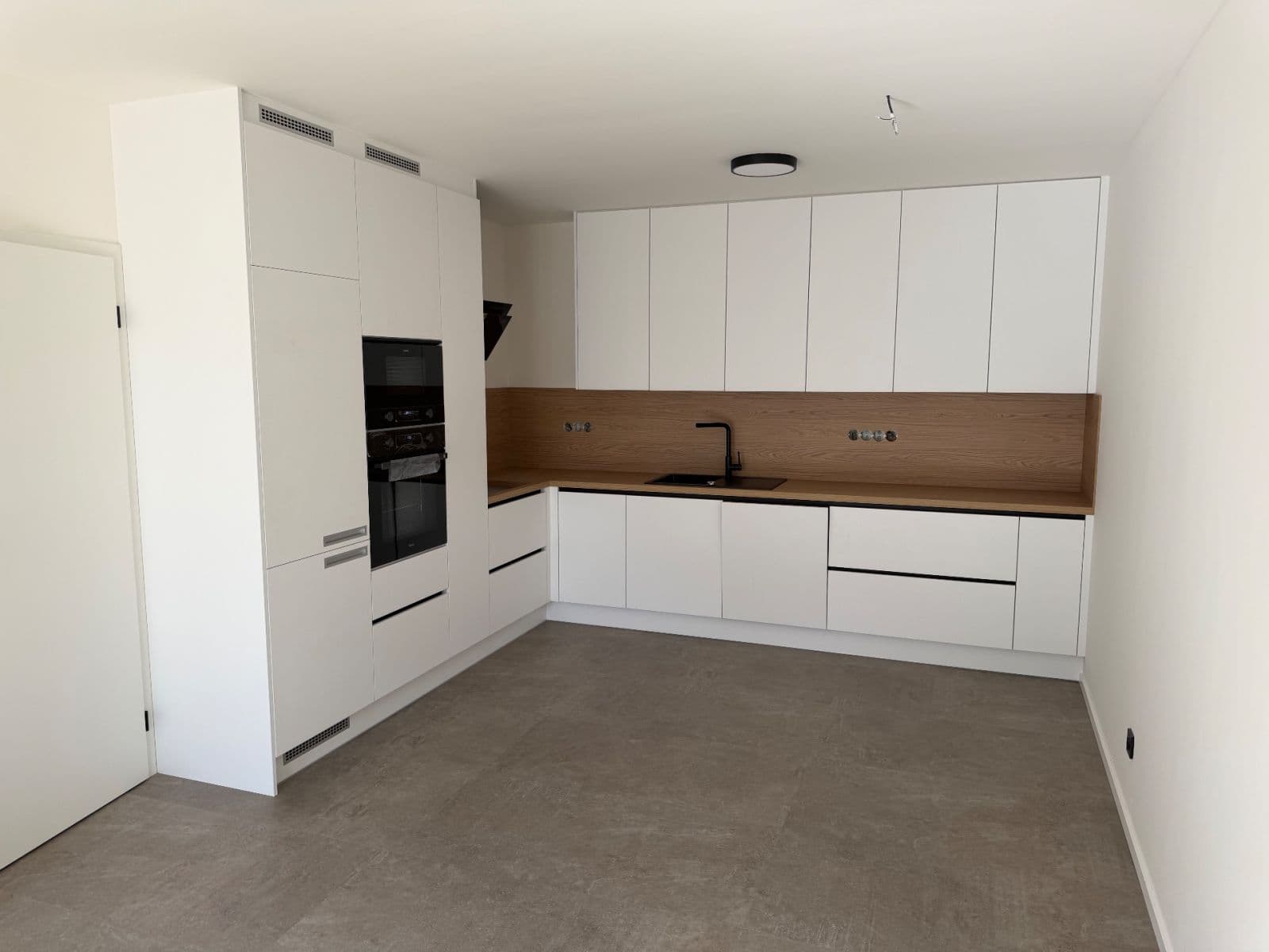 3 bedroom with open-plan kitchen flat to rent, 105 m², náměstí U Dubu, Stochov, Středočeský Region 3 bedroom with open-plan kitchen flat to rent, 105 m², náměstí U Dubu, Stochov, Středočeský Region