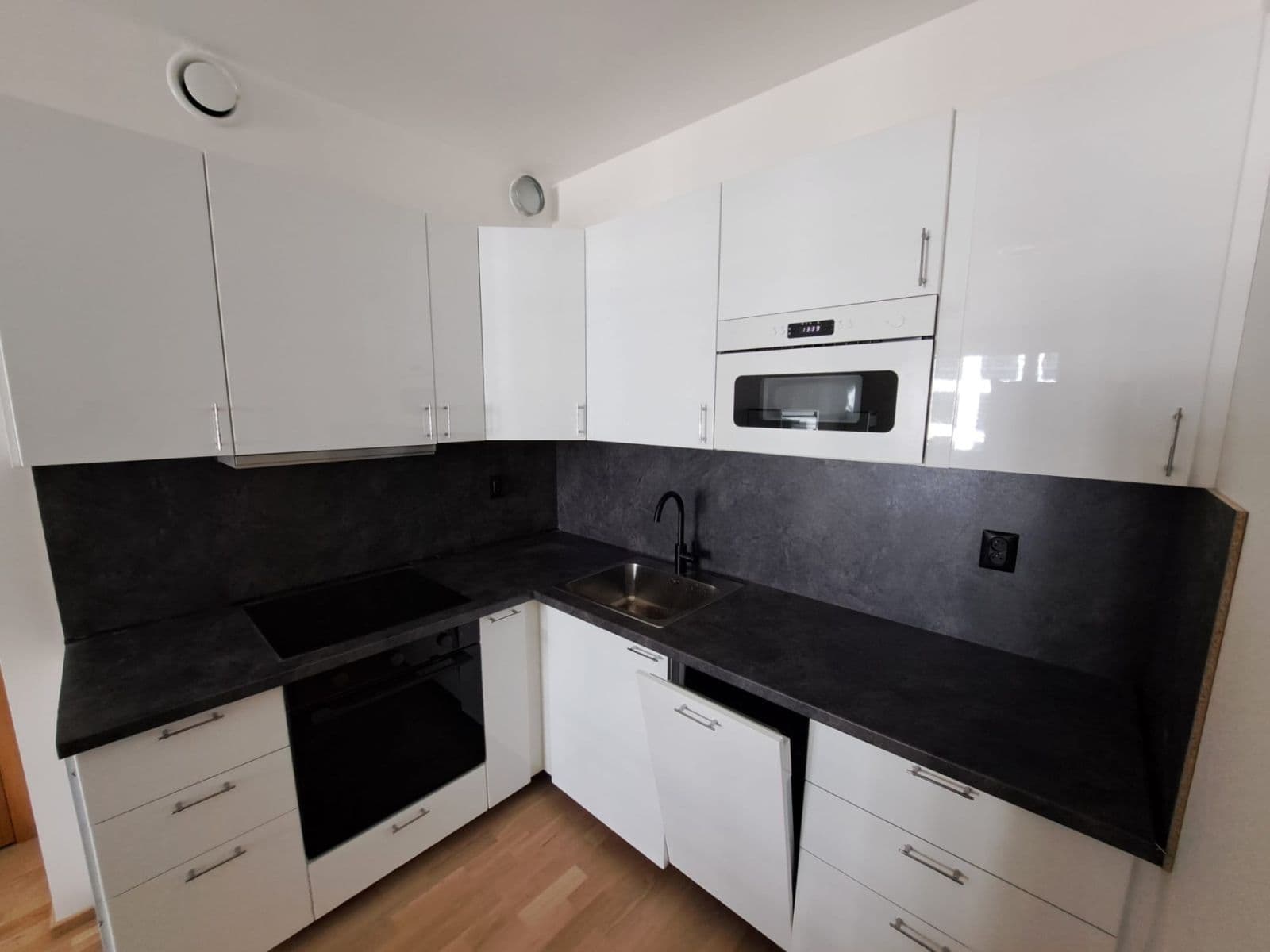 1 bedroom with open-plan kitchen flat to rent, 45 m², Budovcova, Prague, Prague 1 bedroom with open-plan kitchen flat to rent, 45 m², Budovcova, Prague, Prague