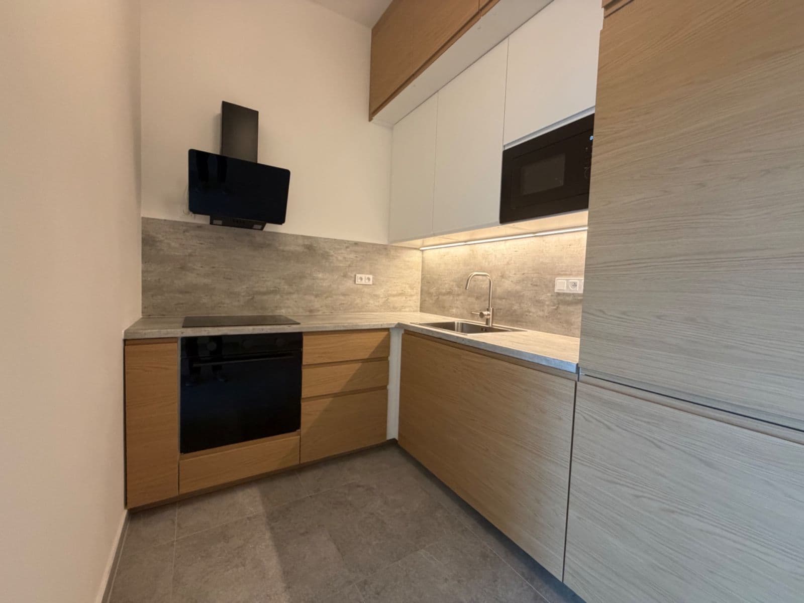 2 bedroom with open-plan kitchen flat to rent, 78 m², Seifertova, Prague, Prague 2 bedroom with open-plan kitchen flat to rent, 78 m², Seifertova, Prague, Prague