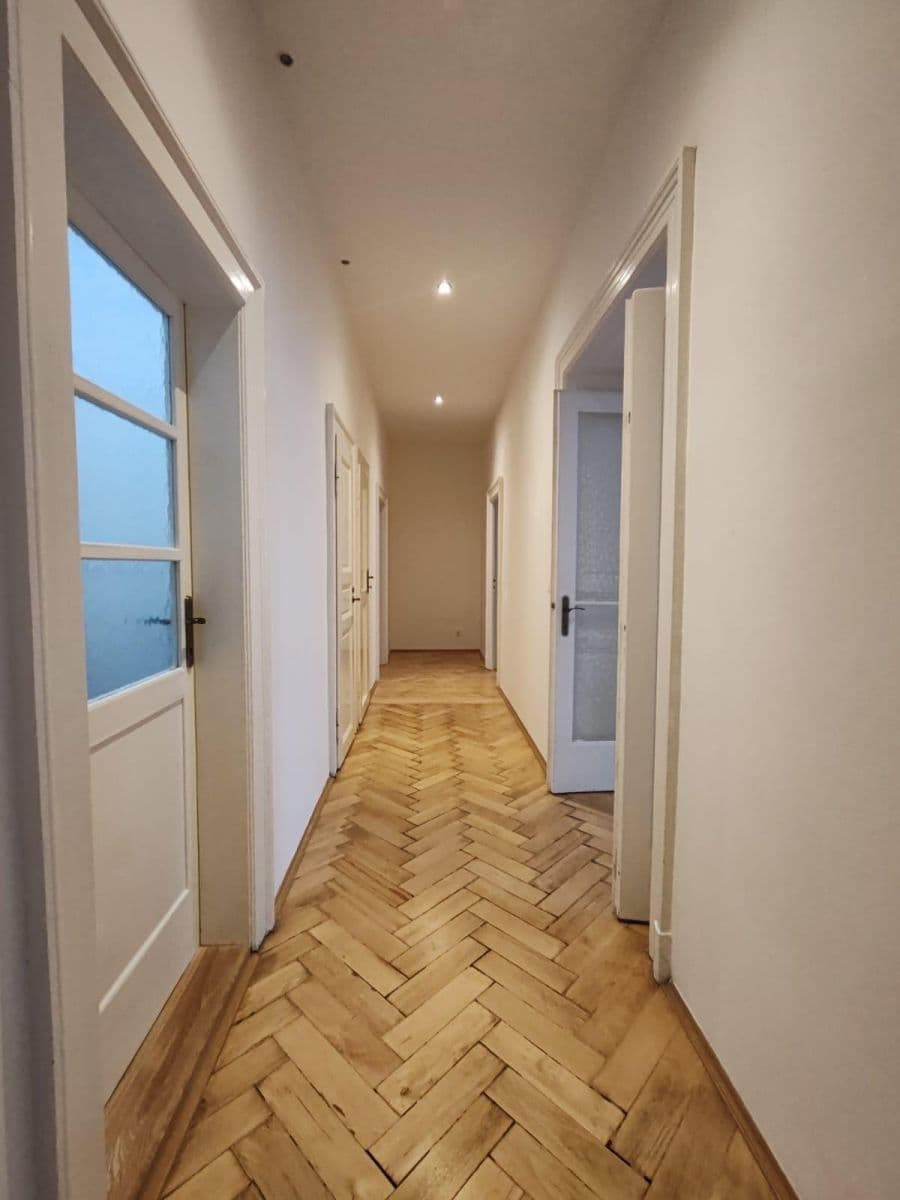 3 bedroom with open-plan kitchen flat to rent, 135 m², Mělnická, Prague, Prague 3 bedroom with open-plan kitchen flat to rent, 135 m², Mělnická, Prague, Prague