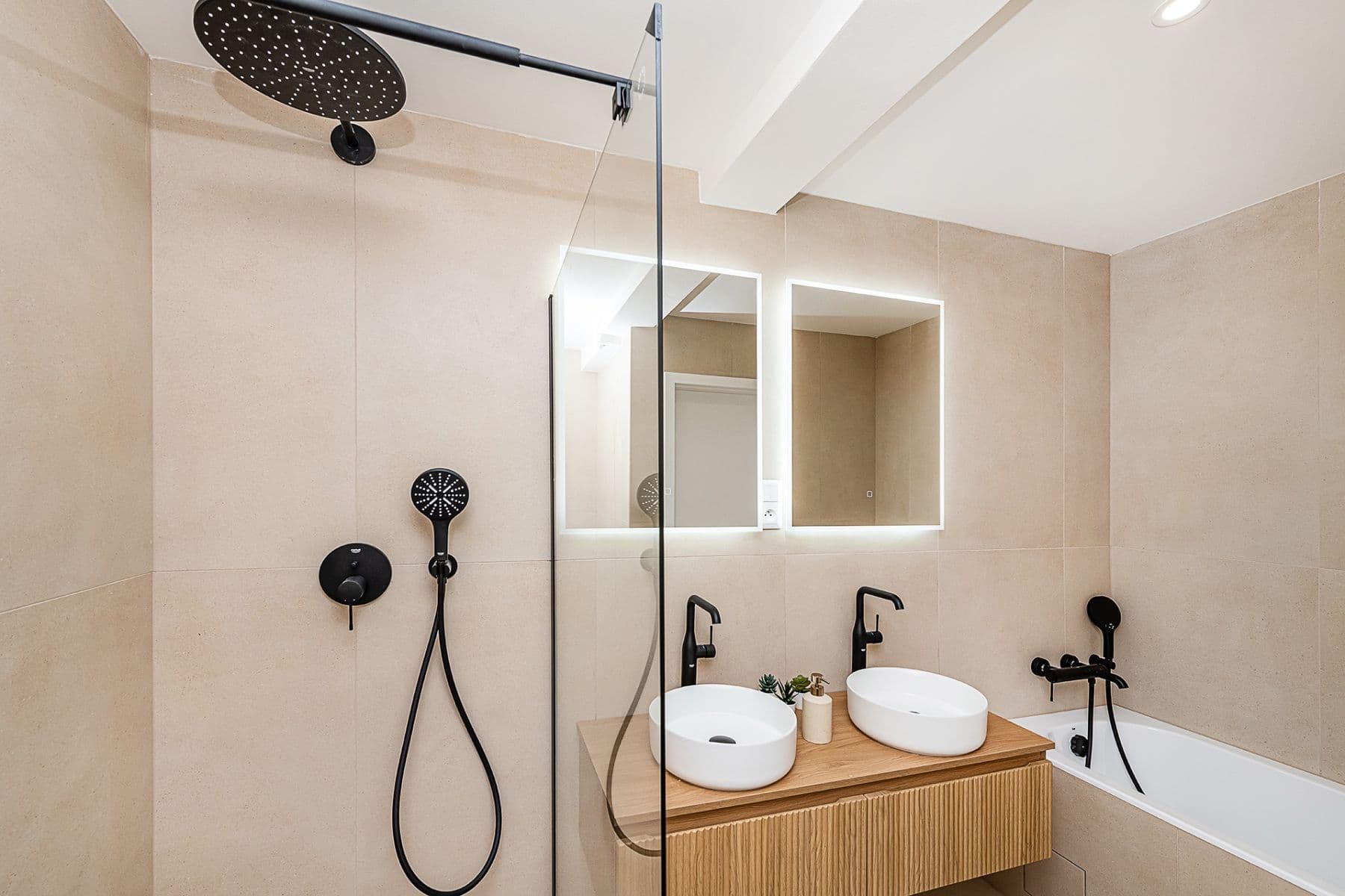 2 bedroom with open-plan kitchen flat for sale, 90 m², Komunardů, Prague, Prague 2 bedroom with open-plan kitchen flat for sale, 90 m², Komunardů, Prague, Prague
