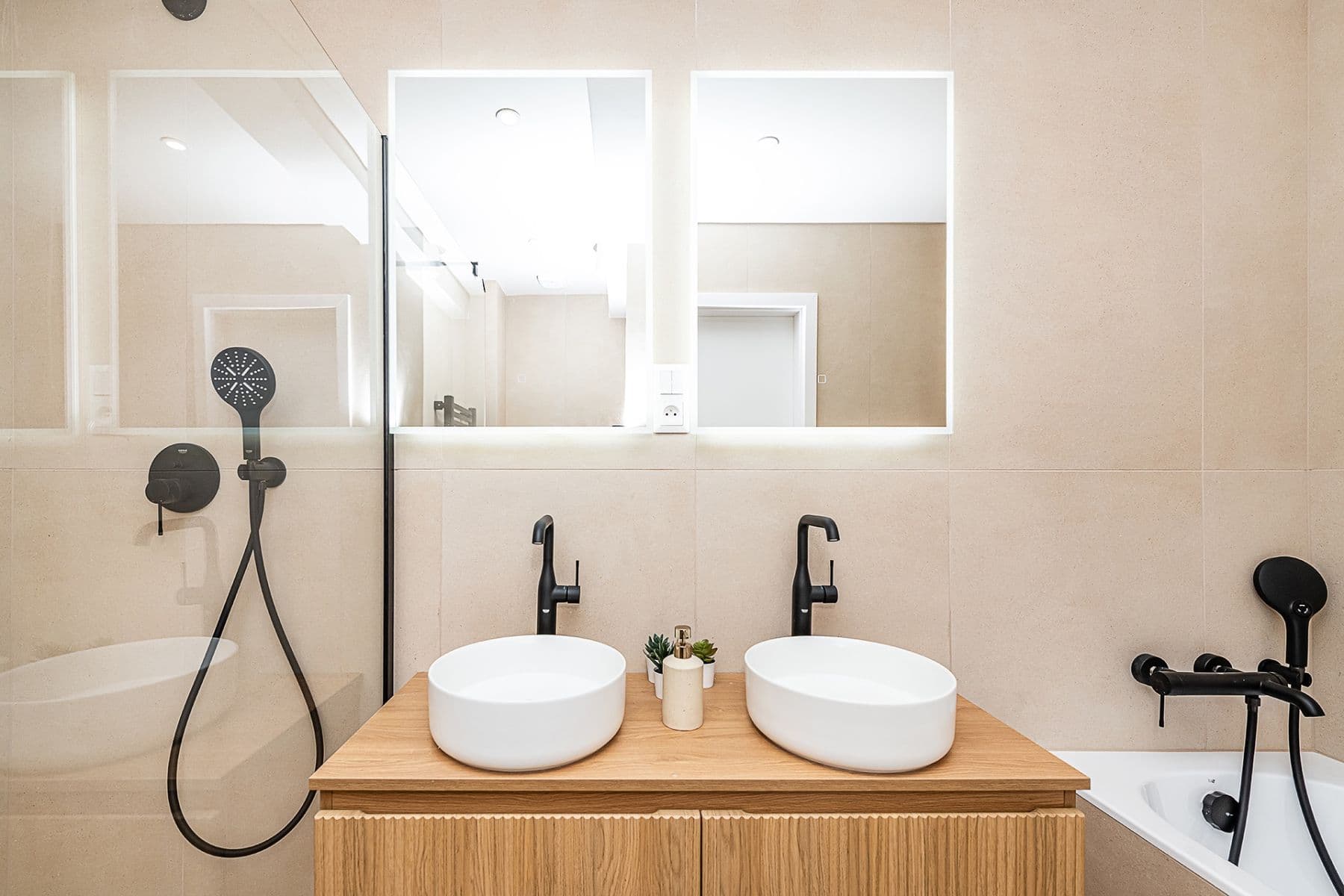 2 bedroom with open-plan kitchen flat for sale, 90 m², Komunardů, Prague, Prague 2 bedroom with open-plan kitchen flat for sale, 90 m², Komunardů, Prague, Prague