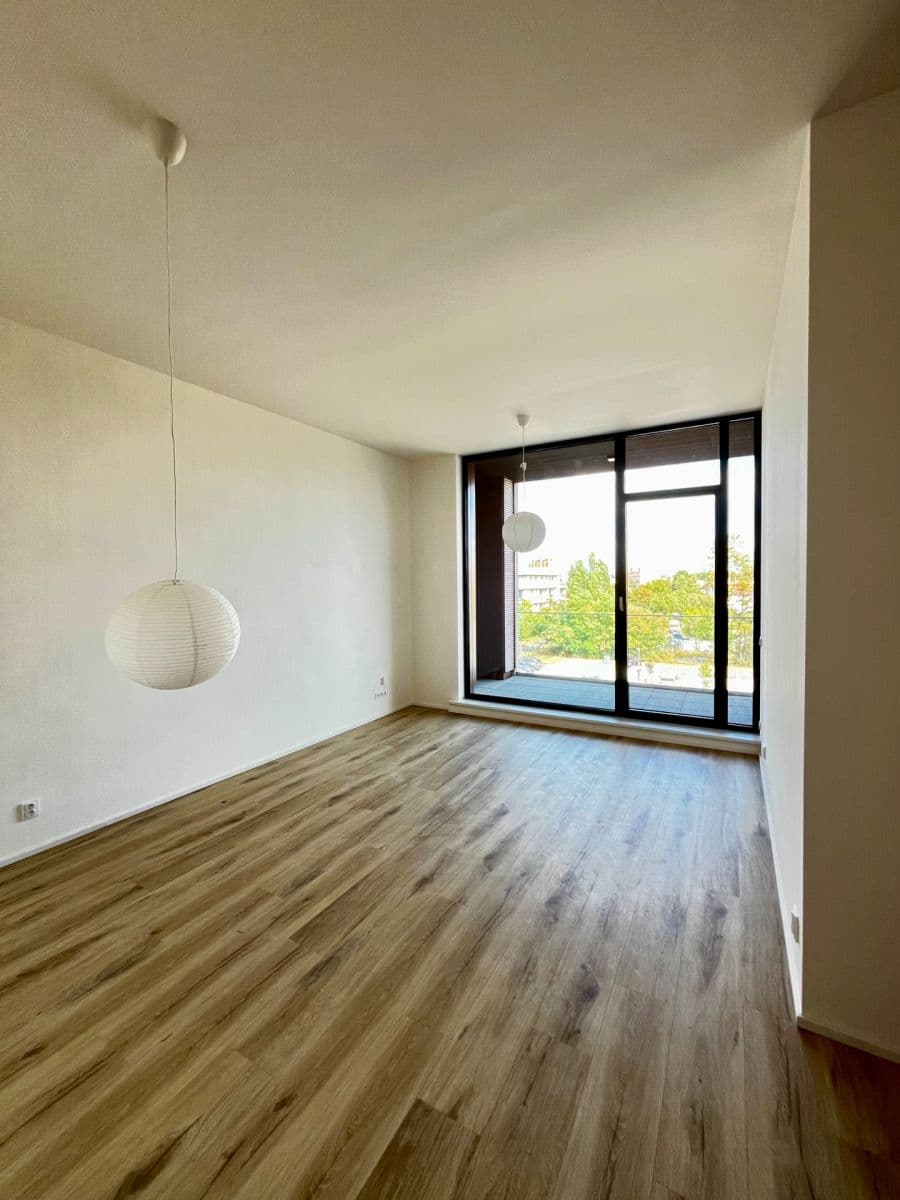 1 bedroom with open-plan kitchen flat to rent, 67 m², Malešická, Prague, Prague 1 bedroom with open-plan kitchen flat to rent, 67 m², Malešická, Prague, Prague