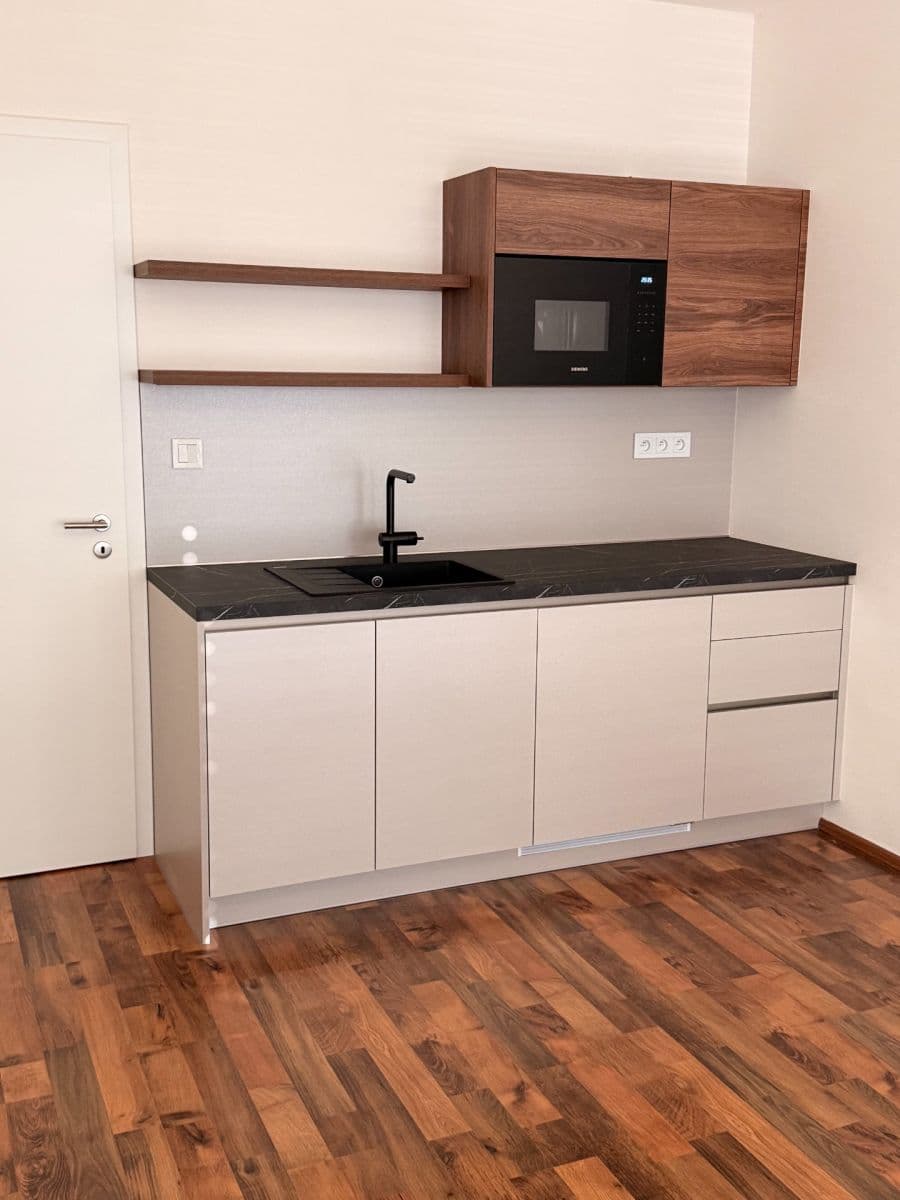 4 bedroom with open-plan kitchen flat to rent, 153 m², Na Perštýně, Liberec, Liberecký Region 4 bedroom with open-plan kitchen flat to rent, 153 m², Na Perštýně, Liberec, Liberecký Region