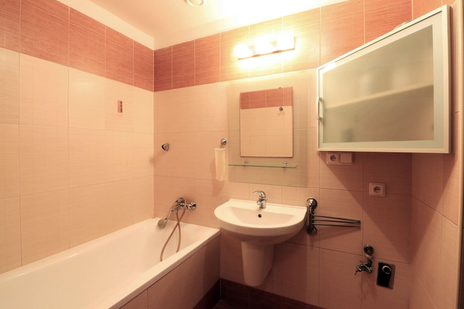 Studio flat to rent, 32 m², V Honech, Klecany, Středočeský Region Studio flat to rent, 32 m², V Honech, Klecany, Středočeský Region