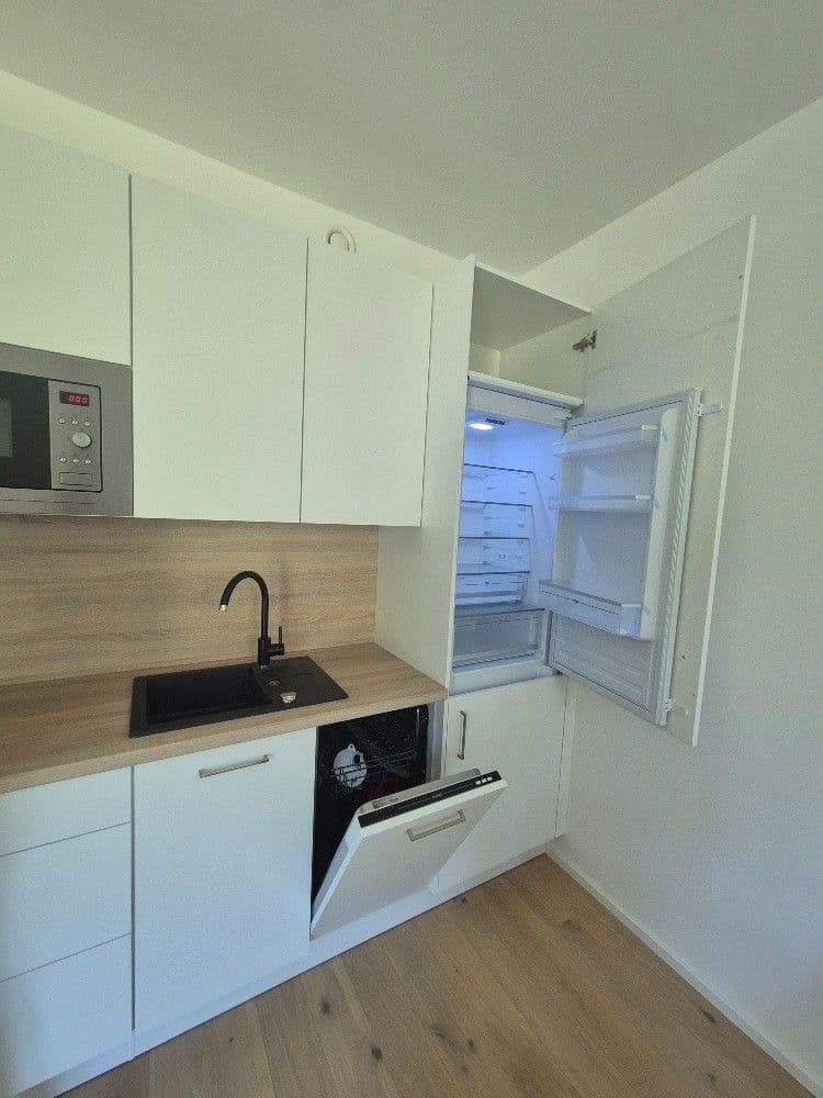 Studio flat to rent, 38 m², Mezitraťová, Prague, Prague Studio flat to rent, 38 m², Mezitraťová, Prague, Prague
