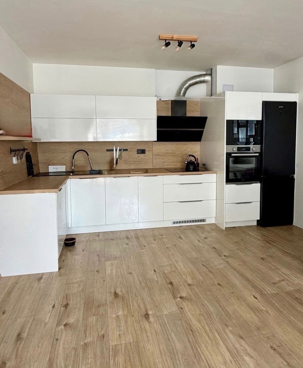1 bedroom with open-plan kitchen flat to rent, 65 m², Maru Špačkové, Rakovník, Středočeský Region 1 bedroom with open-plan kitchen flat to rent, 65 m², Maru Špačkové, Rakovník, Středočeský Region